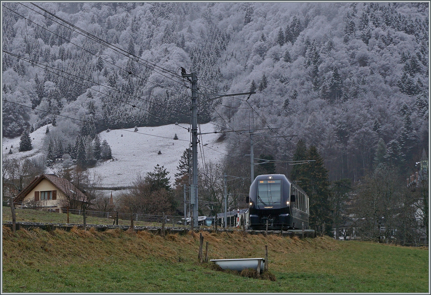 Hart an der Schneefallgrenze ist der MOB BLS GoldenPass Express  Gstaad  GPX 4064 bei Les Avants unterwegs.

6. Januar 2024 