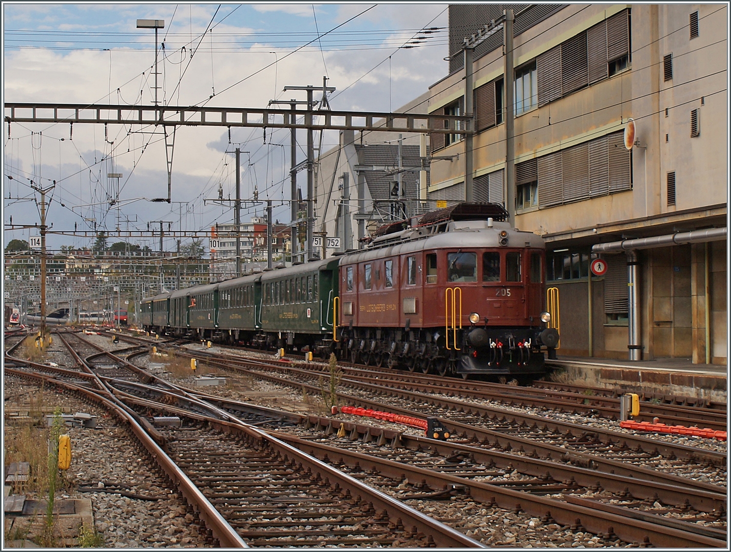 Herbstzeit ist auch immer die Zeit der Jagt und in der Folge von verschieden gut mundenden Wild-Gerichten. Aus diesem Anlass lud die L'Association 141R568 auch dieses Jahr wieder zu einer kulinarischen Rundfahrt ein - mit dem  Train Chasse . Die Reise ging von Vallorbe über Lausanne und Bern nach La Chaux de Fonds und zurück via Chabrelien und Lausanne nach Vallorbe. Statt wie üblich kam diese Jahr nicht die 141 R 568 zum Einsatz, sondern die ex BLS Ae 6/8 205. Das Bild zeigt den Zug auf der Hinfahrt bei der Ankunft in Lausanne.

14. Oktober 2023