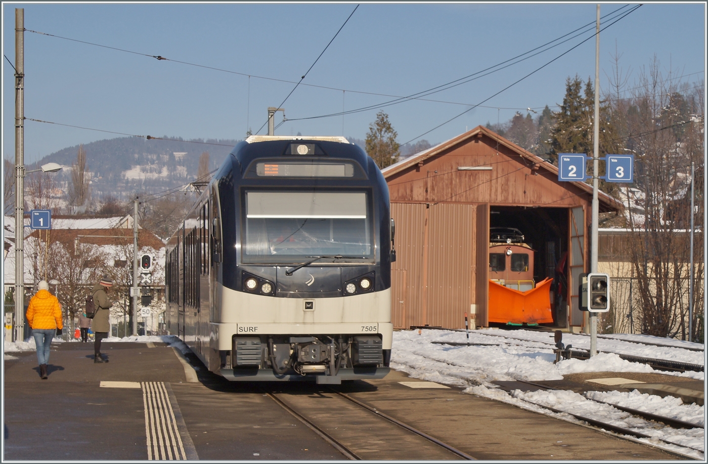 Hier ist nicht etwas der in Blonay wendende CEV MVR ABeh 2/6 7505 das eigentliche Motiv, sondern der ins Dépôt verschwindende CEV Xrot 91 welcher mit der (nicht zu sehenden) HGe 2/2 N° 1 noch einmal auf der Strecke Blonay-Les Pléidades Schnee räumte. 
Ob es das letzte Mal war? Die Antwort bringt der nächste Winter...

25. Jan. 2023