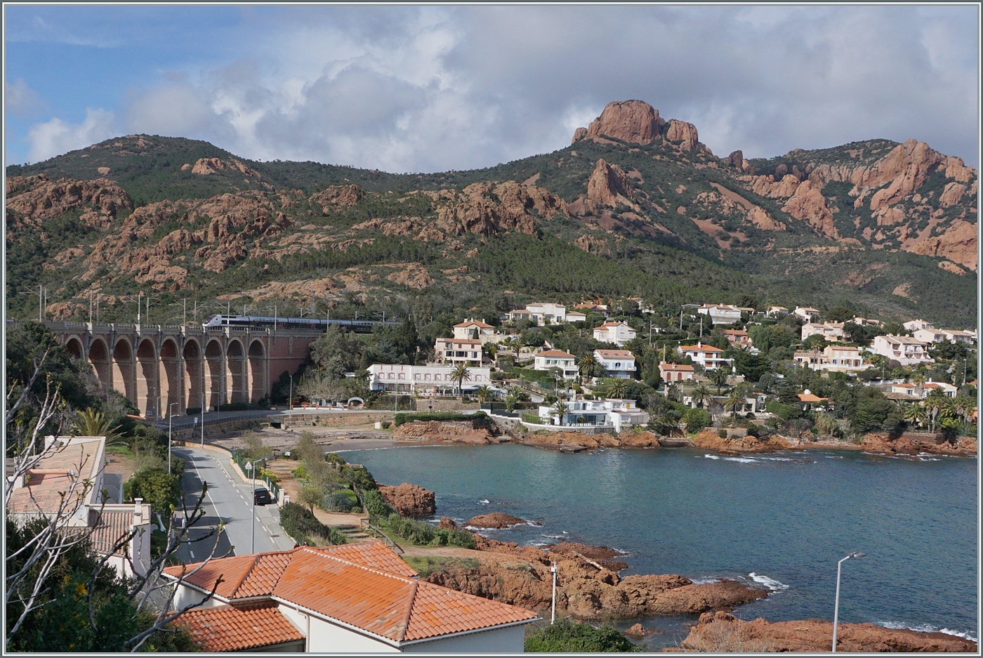Hier nun ein Blick auf den bekannten Viadukt von Anthéor, welcher gerade von einem SNCF TGV nach Nice-Ville befahren wird, 

24. März 2025