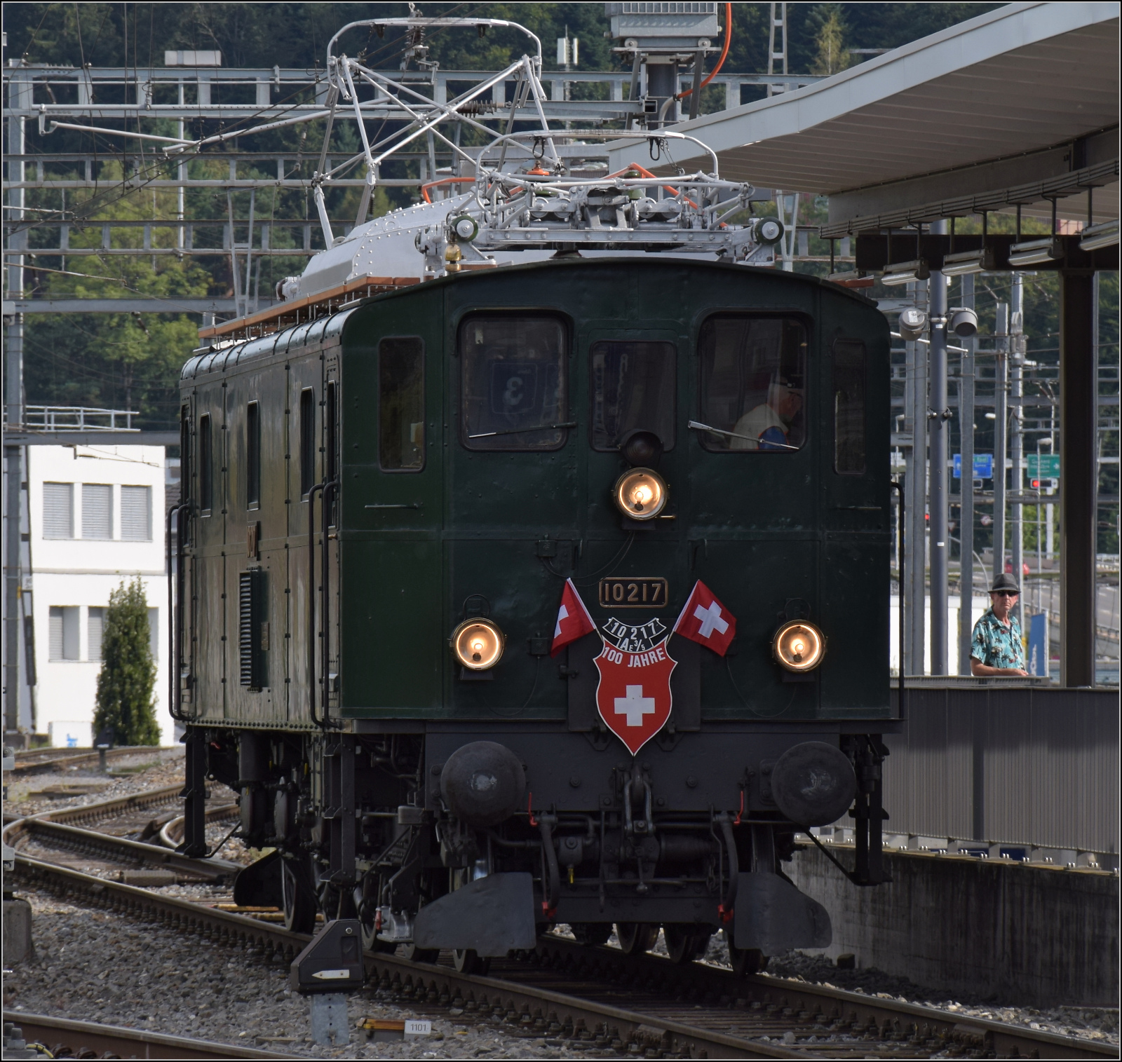 Historische Seethalbahn in Aktion.

Aus dem Zug der Seethalbahn wird die Gastlok Ae 3/5 10217 in Emmenbrücke -mit Staatsbeflaggung anlässlich ihres runden Geburtstages- zu ihrer Heimreise nach Olten rausrangiert. September 2024.