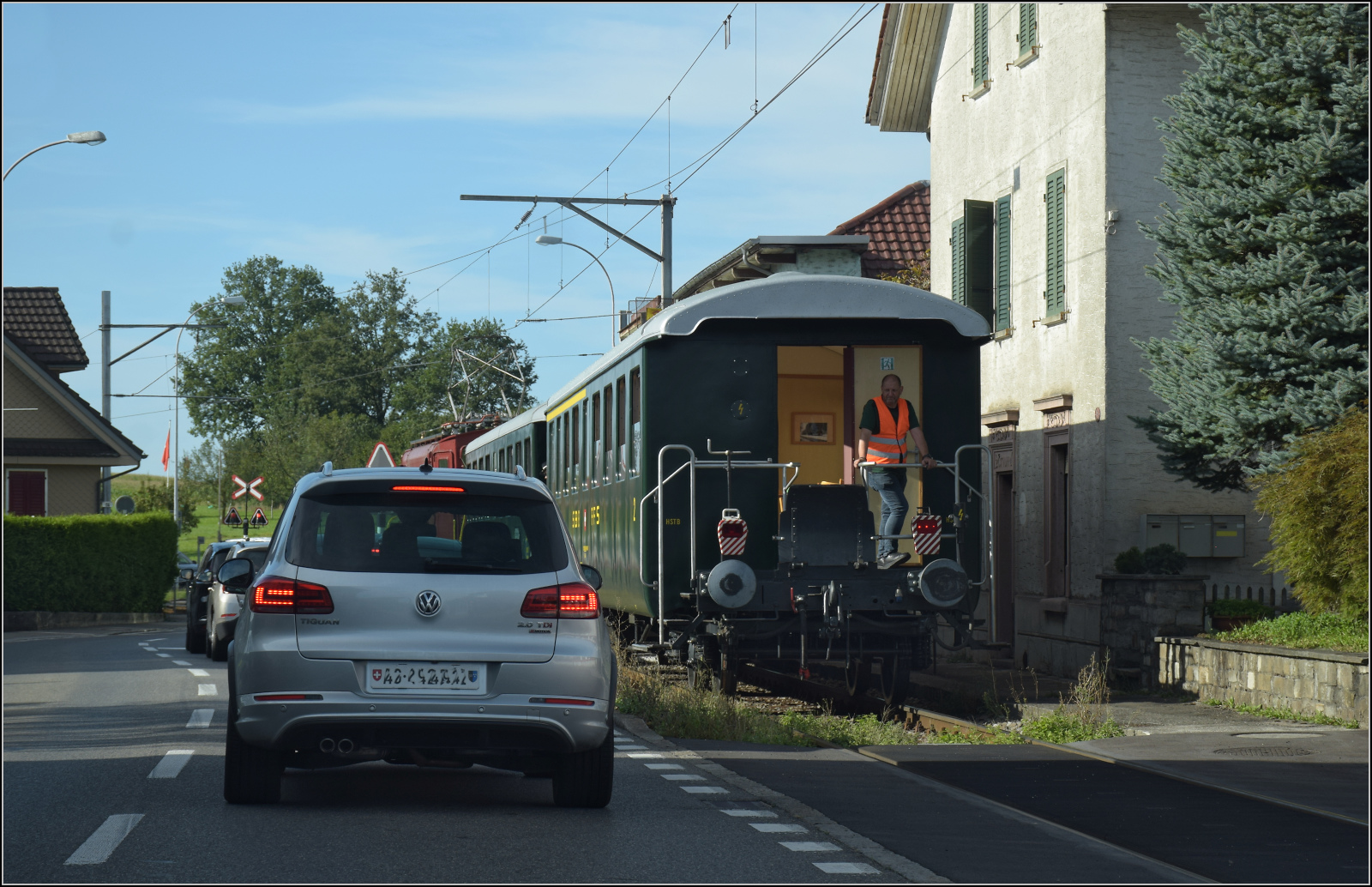 Historische Seethalbahn in Aktion.

Die günstige Erschliessung des beim Bahnbau der ersten Stunde nicht berücksichtigten Seetals erfolgte mit durch die englische Lake Valley of Switzerland Railway Company bereits im Jahr 1883. Durch die besondere Bauweise, kostengünstig entlang der Strassen und durch die Ortsmitte, ist die Bahn an vielen Stellen auch heute noch sehr präsent.

Der Museumszug mit Seetalkrokodil De 6/6 15301 und Seetalwagen hält den gesamten Verkehr in Ballwil auf. September 2024.