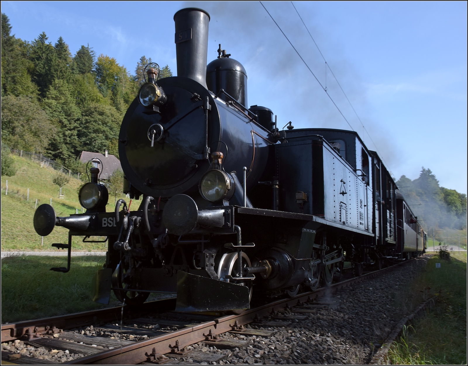 Huttwiler Dampftage. 

Ed 3/4 51 der Bern-Schwarzenburg-Bahn auf dem Weg nach Sumiswald und Wasen. Fuchsloch, Oktober 2023.