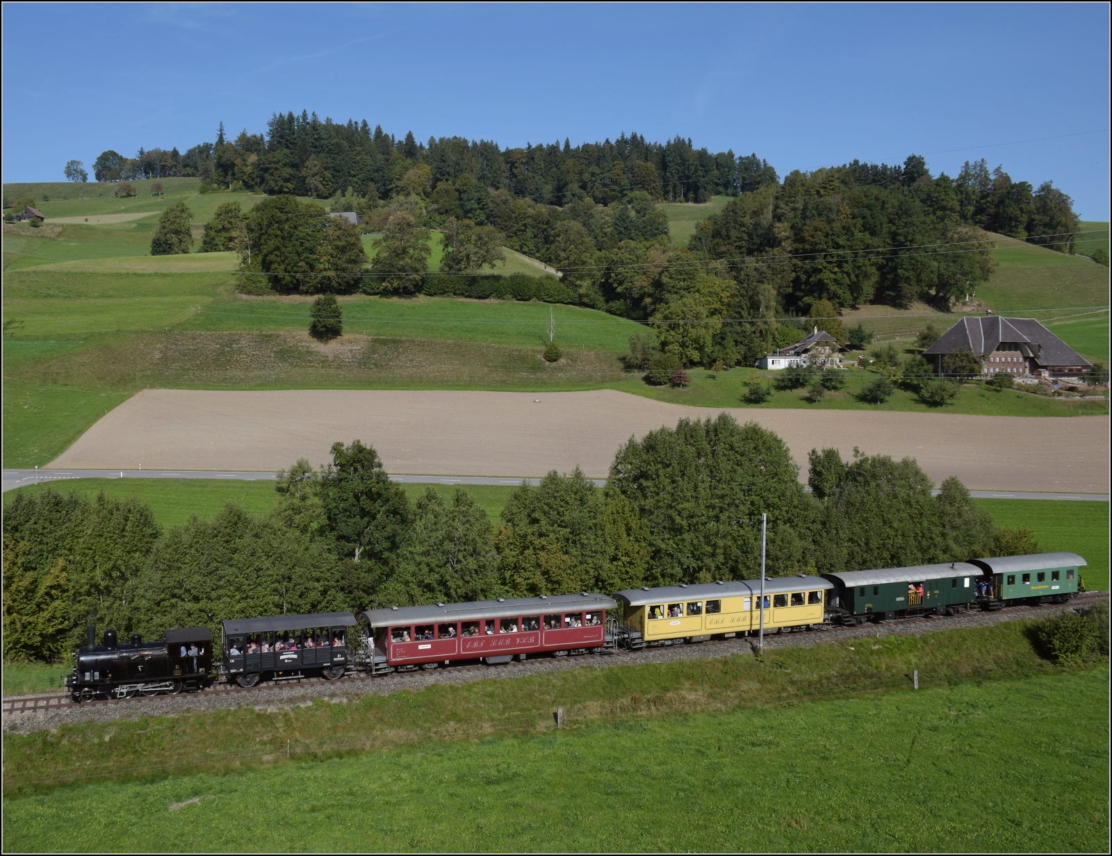 Huttwiler Dampftage. 

Ed 3/4 51 der Bern-Schwarzenburg-Bahn auf dem Weg nach Sumiswald und Wasen. D�rrenroth, Oktober 2023.