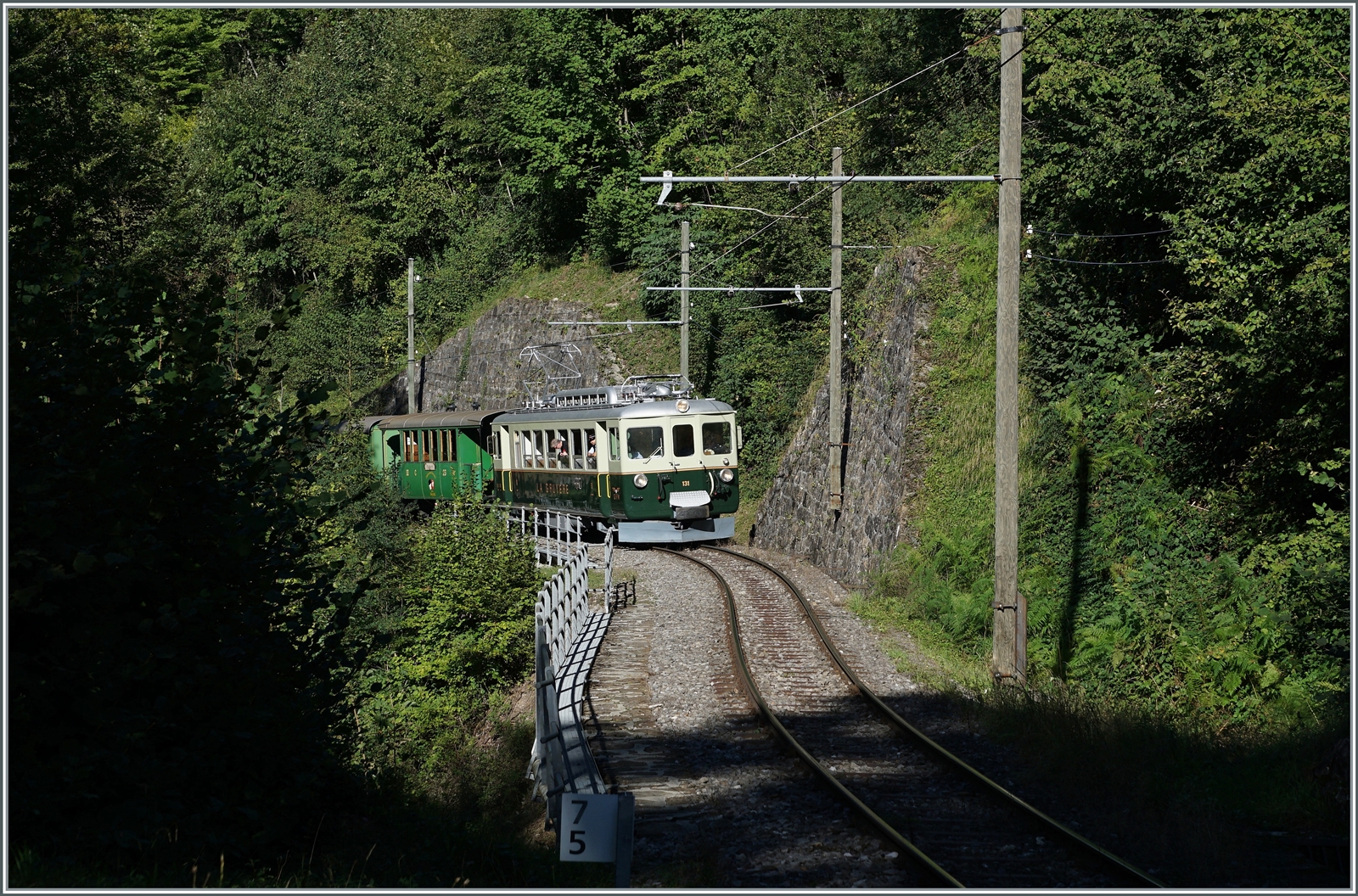  Il était une fois... les années 40 / Es war einmal: die 40er Jahre  - Die Schatten werden länger, der Tag neigt sich dem Ende zu als der GFM Historic Ce 4/4 131 mit seinem Zug durch die Baye de Clarens Schucht in Richtung Chaulin rollt. 
Einmal mehr bot die B-C ein faszinierenden Themenwochenende. Und trotz recht vieler Fotografen war durch rechtzeitige Verständigung das Fotografieren ein Freude. 

11. Sept. 2022