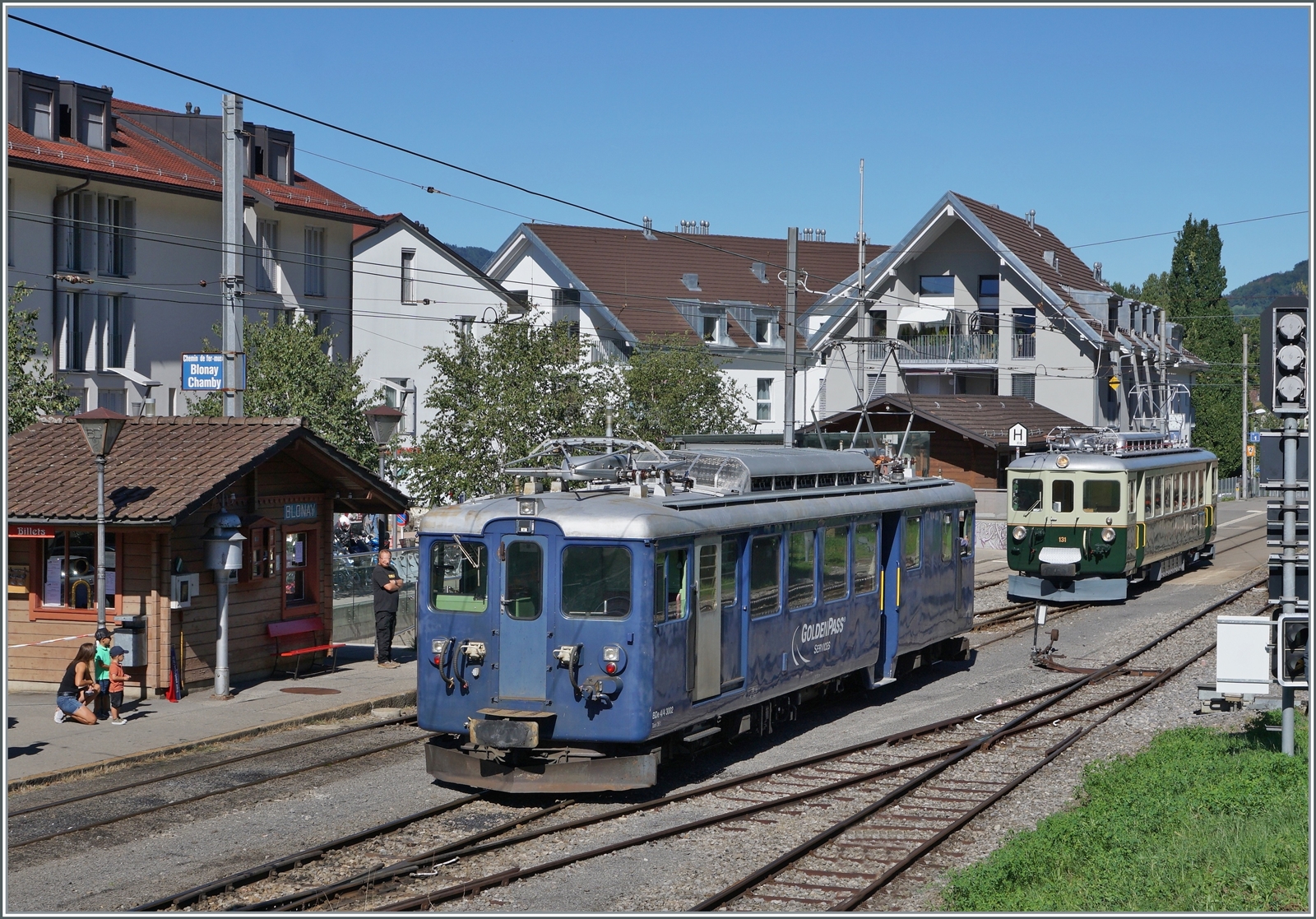  Il était une fois... les années 40 / Es war einmal: die 40er Jahre  - Im Vordergrund wartet der MOB BDe 4/4 3002 auf die Freigabe seiner Rangierfahrt, im Hintergrund Ce 4/4 131 der GFM Historique. 

11. September 2022