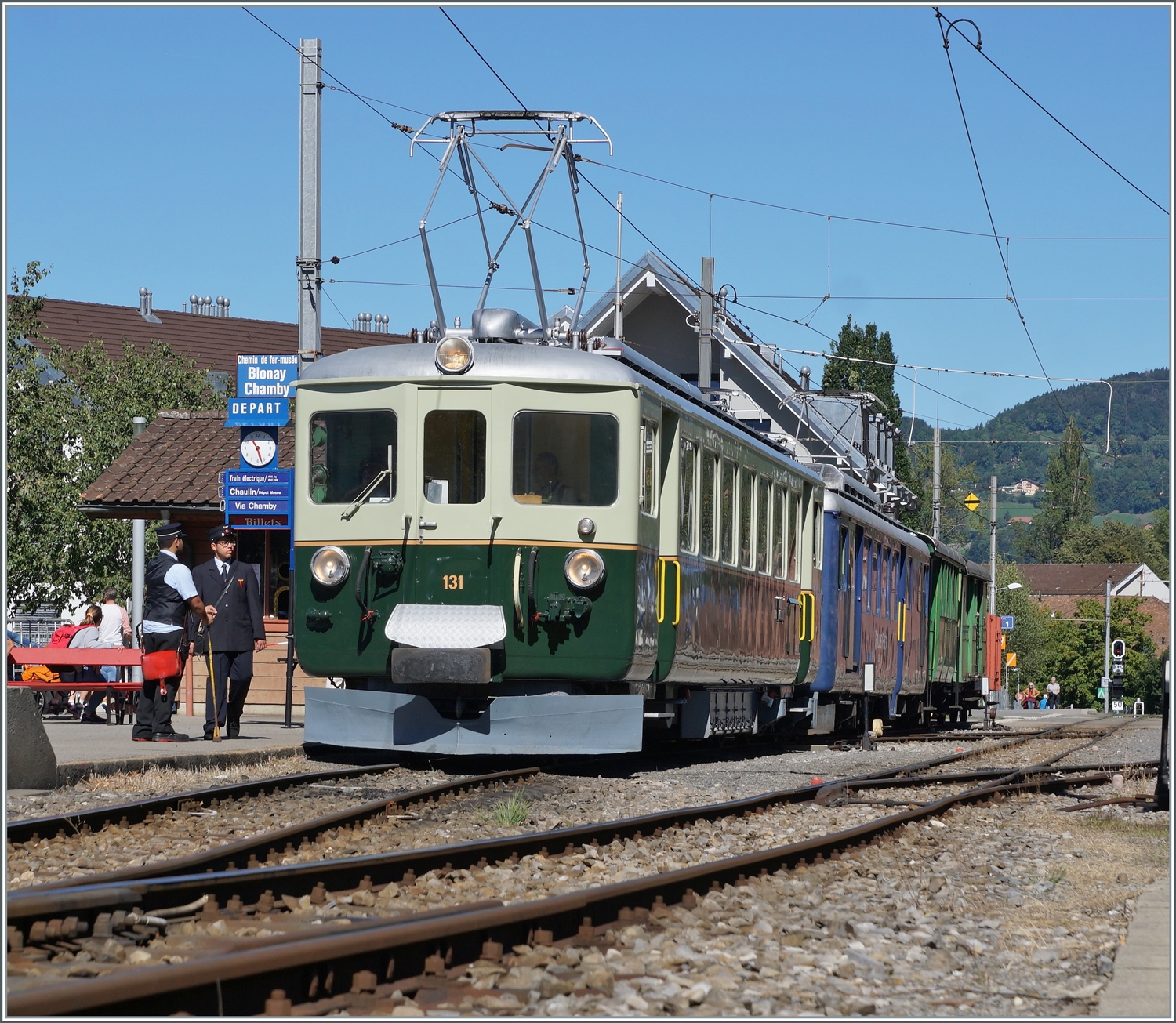  Il était une fois... les années 40 / Es war einmal: die 40er Jahre  - Der Ce 4/4 131 der GFM Historique wartet mit dem MOB BDe 4/4 3002 in Blonay auf die baldige Abfahrt nach Chaulin (via Chamby).

11. September 2022 