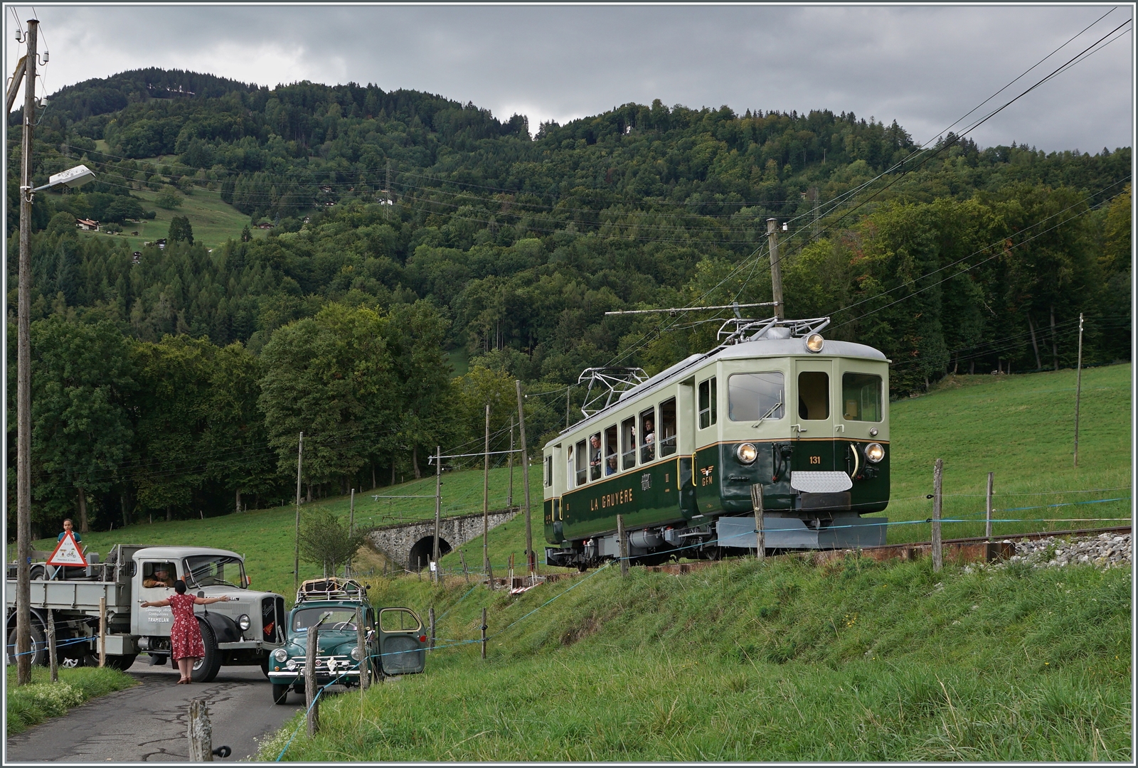  Il était une fois... les années 40 / Es war einmal: die 40er Jahre  - Eine Reise in die Vergangenheit, mit dem damals neuen GFM Ce 4/4 131 (Baujahr 1943) und wie man links im Bild beobachten kann, ersten Verkehrsproblemen auf der Strasse, wobei  Frau am Steuer  damals noch die grosse Ausnahme war. Ein Szenenbild des traditionelle Blonay-Chamby September Wochenendes mit dem GFM Ce 4/4 131 bei Cornaux.

10. Sept. 2022