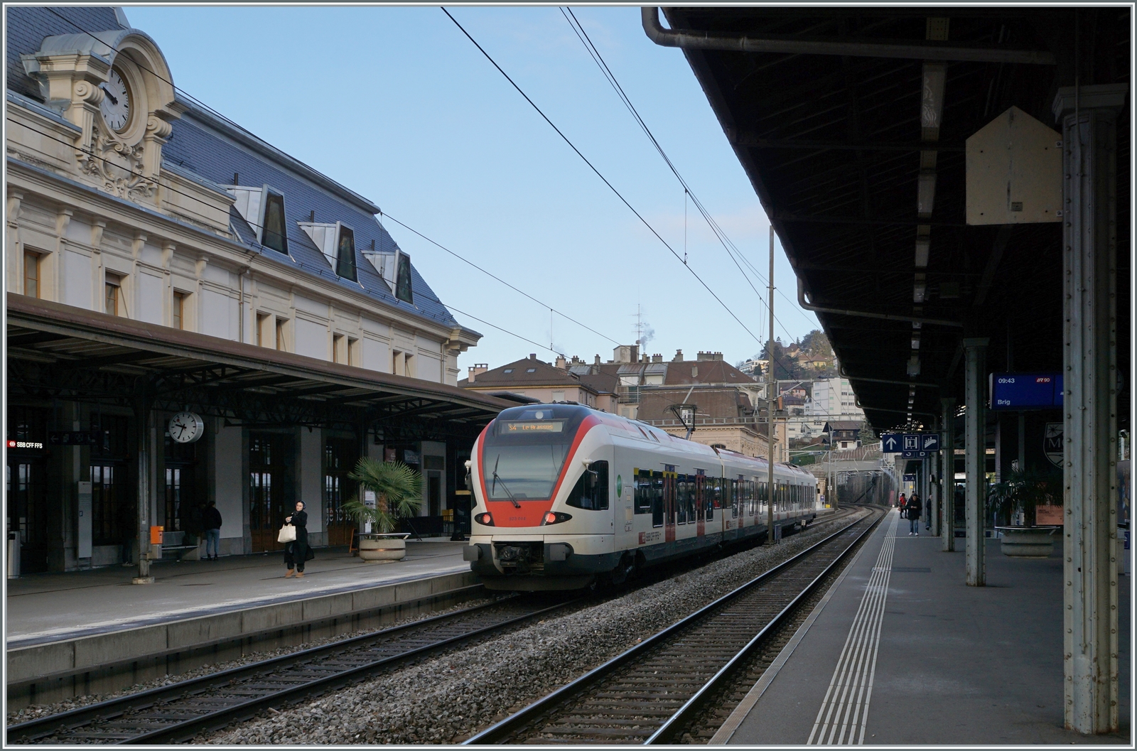 Im Augst erst eingeführt, wird im  neuen  Fahrplan zumindest an Wochenende schon nicht mehr in Le Day geflügelt; ein Bus fährt wenig umweltfreundlich von Le Day nach Vallorbe...

Der SBB RABe 523 014 als S4 nach Le Brassus in Montreux.

11. Dez. 2022
