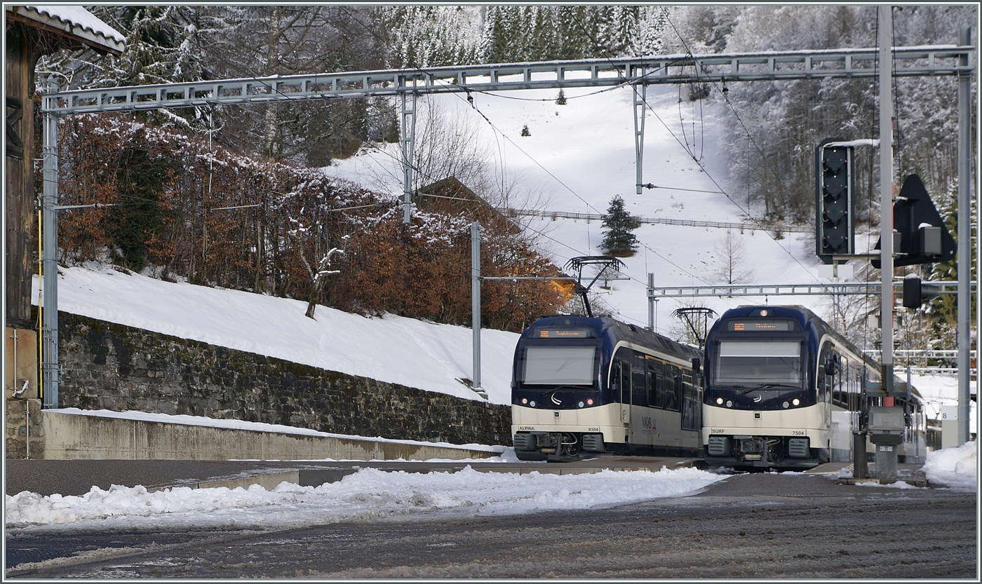 Im Bahnhof von Les Avants fährt der MOB ABe 4/4 9304 mit seinem Regionalzug nach Zweisimmen aus, während der CEV MVR ABeh 2/6 7504  Vevey  auf die Abfahrt als R 34 nach Montreux wartet. 

3. Jan. 2025