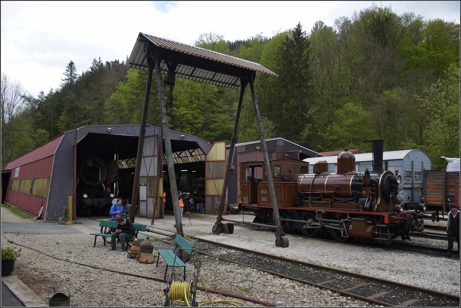 Im Depot des VVT.

Rollout des frisch restaurierten Tigerlis E 3/3 5811. St-Sulpice, Mai 2024.