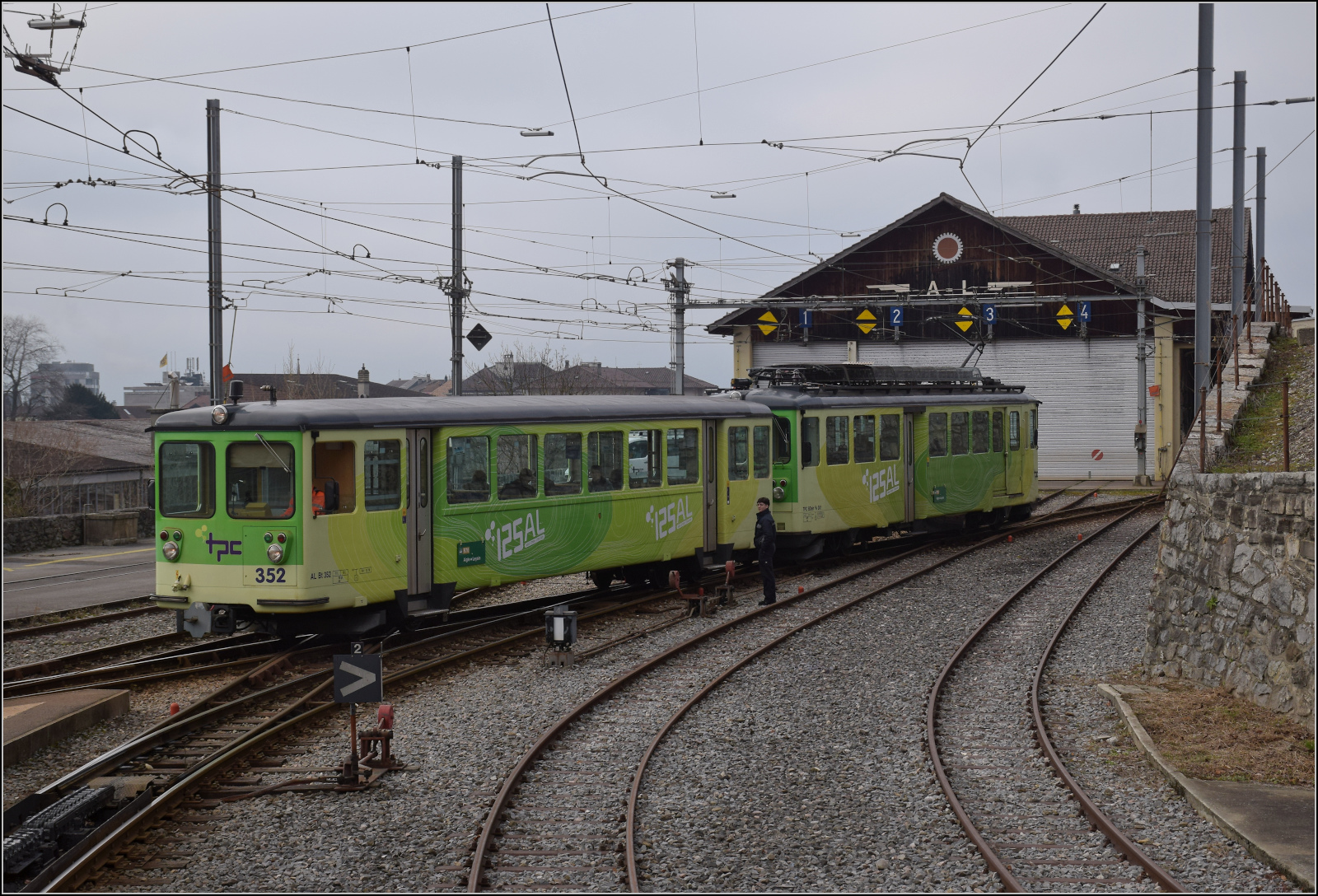 Im Depot gab es beim Warten auf die Einfahrt auch den Blick auf den Zug, dem wir im Konvoi gefolgt waren: Steuerwagen Bt 352, 1966 von der SIG gebaut, geschoben von Be 4/4 302 der im gleichen Jahr von der SIG und SAAS an die AL geliefert wurde. Ein wenig Antiquitätenshow bei der AL extra für uns. Aigle Depot, Januar 2026.