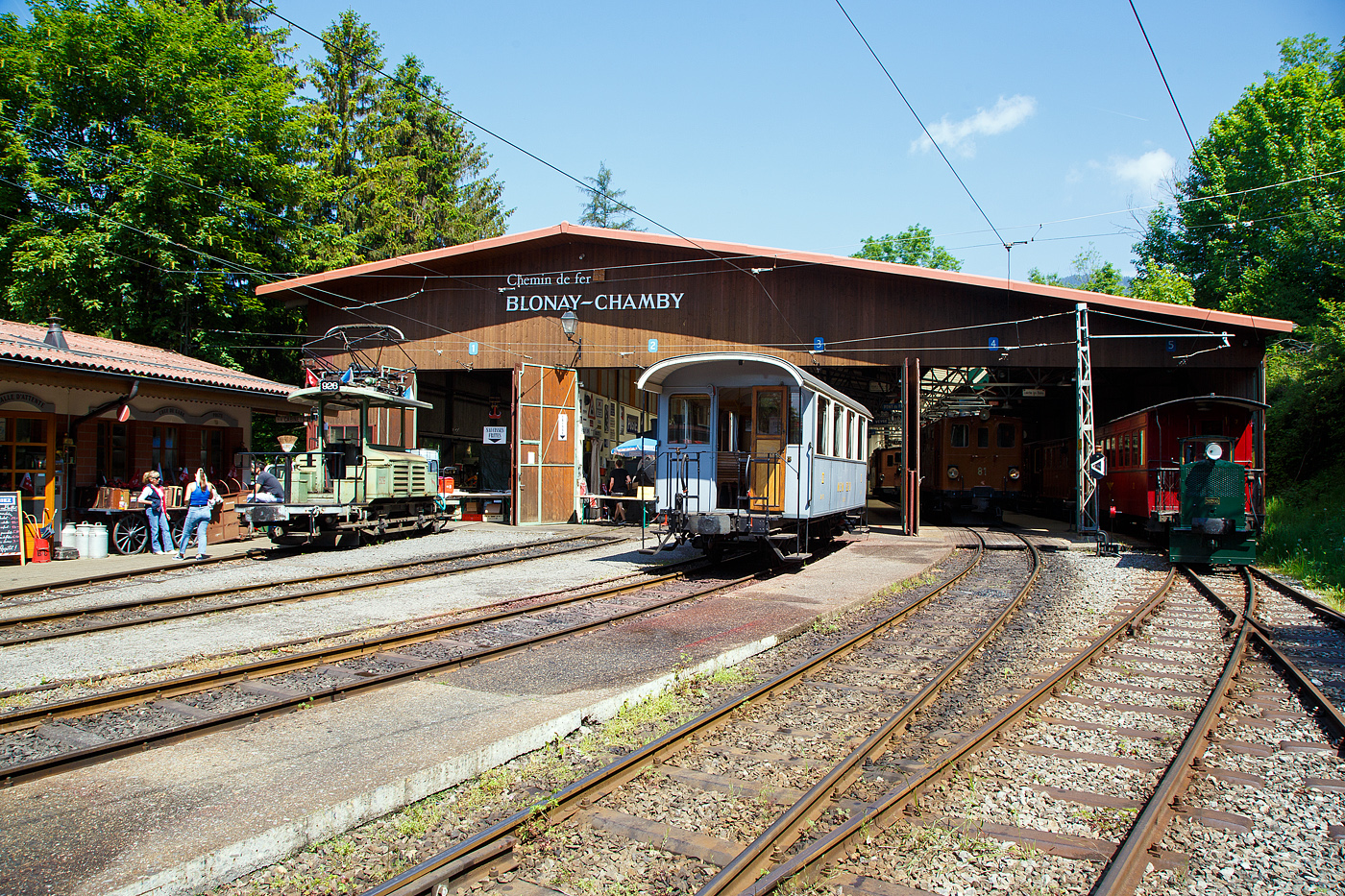 Im Museumsareal in Chaulin der Museumsbahn Blonay–Chamby am 27.05.2023, von links nach rechts:
•	Der Te 2/2 926 ex VBZ (Verkehrsbetriebe Zrich) Schienentraktor Xe 2/2 – 1926, ex Xe 2/2 – 926, ex StStZ Xe 2/2 – 926, hier einem 1m-   Wassertank und einer Motorspritze ausgestatte, als Lschzug der Museumsbahn.
•	Der zweiachsige  2./3. Klasse Groraumwagen MCM  BC 10
•	Hinten in der Halle (Tor/Gleis 4) die ehemalige Berninabahn RhB Ge 4/4 81, ex RhB Ge 4/4 181, ex BB Ge 4/4 81, ex BB Ge 6/6 81.
•	Und vor dem roten vierachsigen 3.Klasse Groraum-Plattformwagen ex NStCM C⁴ 7 (beschriftet jedoch als B⁴ 7) die kleine ex MOB Schienentraktor Tm 2/2 Nr. 1, ex Holzwerk Rieder.
