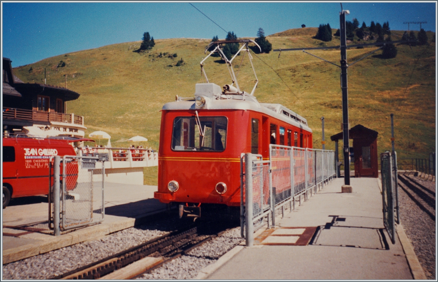 Im nicht sehr üppigen BVB Archiv gefunden: Ein BVB BDeh 2/4  Flèche  (es könnte der Beh 2/4 25 sein) ist als Regionalzug auf der Gipfelstation angekommen. 

Analogbild vom September 1994