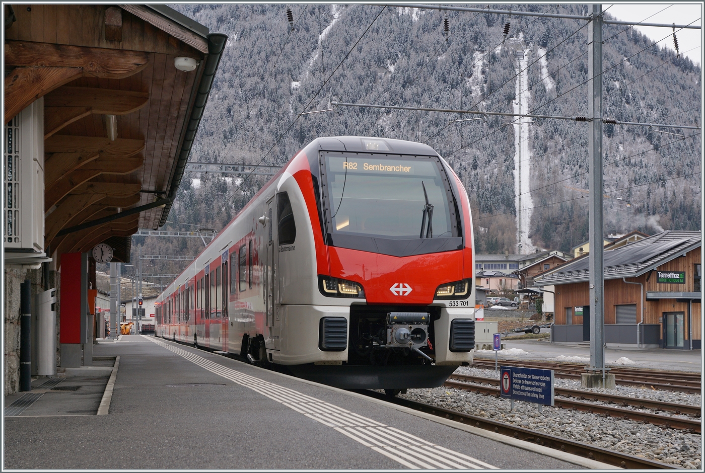 Im Wallis, in einem versteckten Seitental, schon nahe der Grenze zu Italien, habe ich einen neuen FLIRT gefunden, der auf den Name EVO hört. Es wird wohl einer der ersten Züge dieser Baureihe im Planverkehr sein: in Orsières wartet der TMR Region Alpes RABe 533 601 als R82 26325 auf die Abfahrt nach Sembrancher. Der neue TMR Region Alps RABe 533 701 mit dem Wappen  Commune de St Léonard  und dem dazu passenden Namen  La Souterraine  trägt die UIC Nummer RABe 94 85 0 533 701-4 CH-RA.

24. Januar 2026