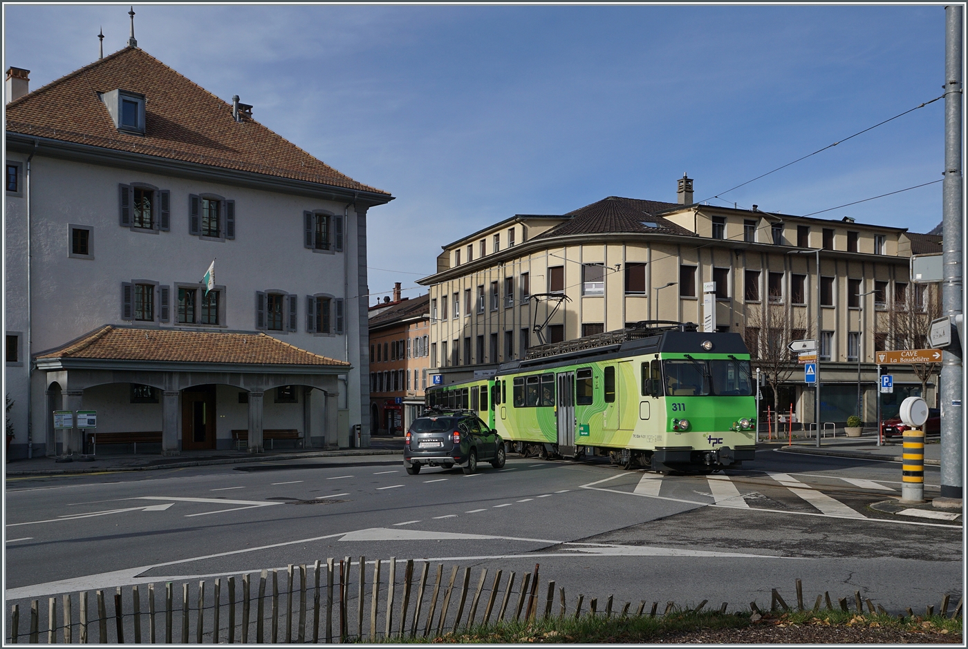 Immer wieder heikel: die Ortsdurchfahrt der A-L in Aigle. Der TPC A-L BDeh 4/4 311 mit Bt ist auf der Fahrt nach Leysin und erreicht unmittelbar nach der Kreuzung den Halt Aigle Marché. 

4. Jan. 2024