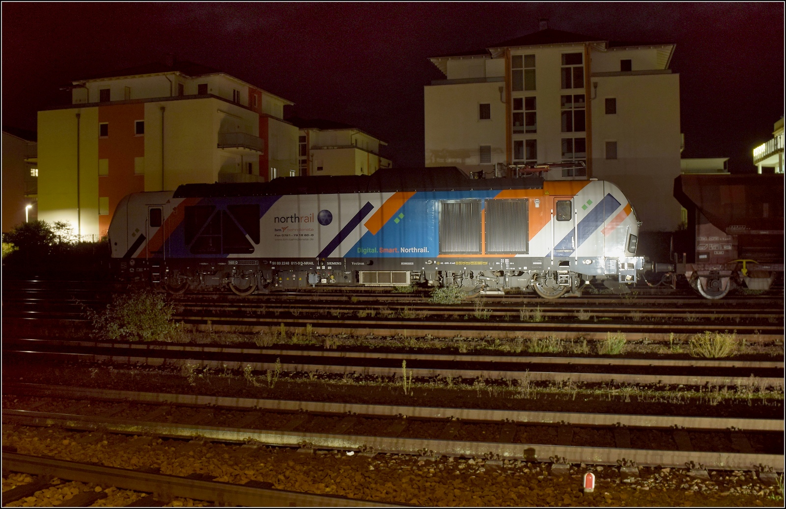 In Basel auch schon in der Schweiz gewesen. Siemens-Zweikraftlok 248 011 der North Rail. Hier in Rheinfelden erwischt. Dezember 2022.