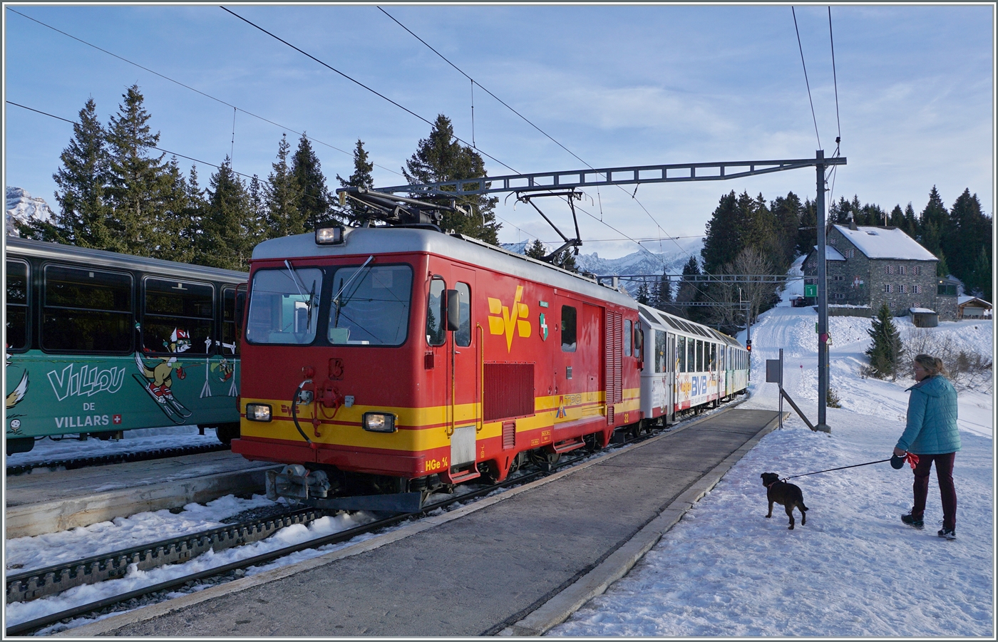 In Bouquetin erreicht die BVB HGe 4/4 32 mit ihrem  Panorama -Zug, der als R74 872 von Villars-sur-Ollon unterwegs ist, den Bahnhof von Bouquetins.

19. Januar 2026