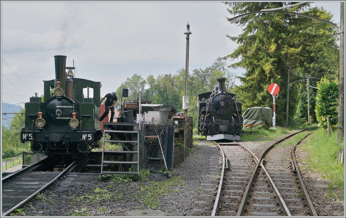 In Chaulin wird die LEB G 3/3 N° der Blonay Chamby Bahn mit Wasser und Kohle versorgt, im Hintergrund steht abgestellt die HG 3/4 N°3. 

4. August 2024
