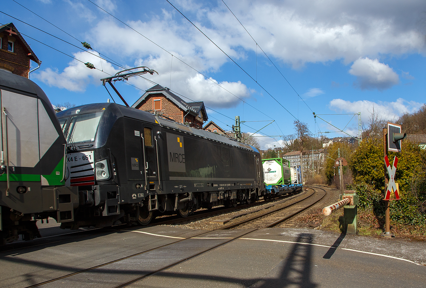 In Doppeltraktion die WLC - Wiener Lokalbahnen Cargo vermieteten 193 239 und die193 651 fahren am 19.03.2021 mit einem KLV-Zug durch Kirchen (Sieg) in Richtung Köln.

Hier die SIEMENS Vectron MS - 193 651/ X4 E – 651 (91 80 6193 651-7 D-DISPO) . Sie wurde 2016 von Siemens Mobility GmbH in München-Allach unter der Fabriknummer 22210 gebaut. Diese Vectron Lokomotive ist als MS (Multi-System - High Power) Mehrsystemlok mit  6.4 MW Leistung und für 160 km/h ausgeführt und hat die Zulassungen für Deutschland, Österreich und Italien (D/A//I/).
