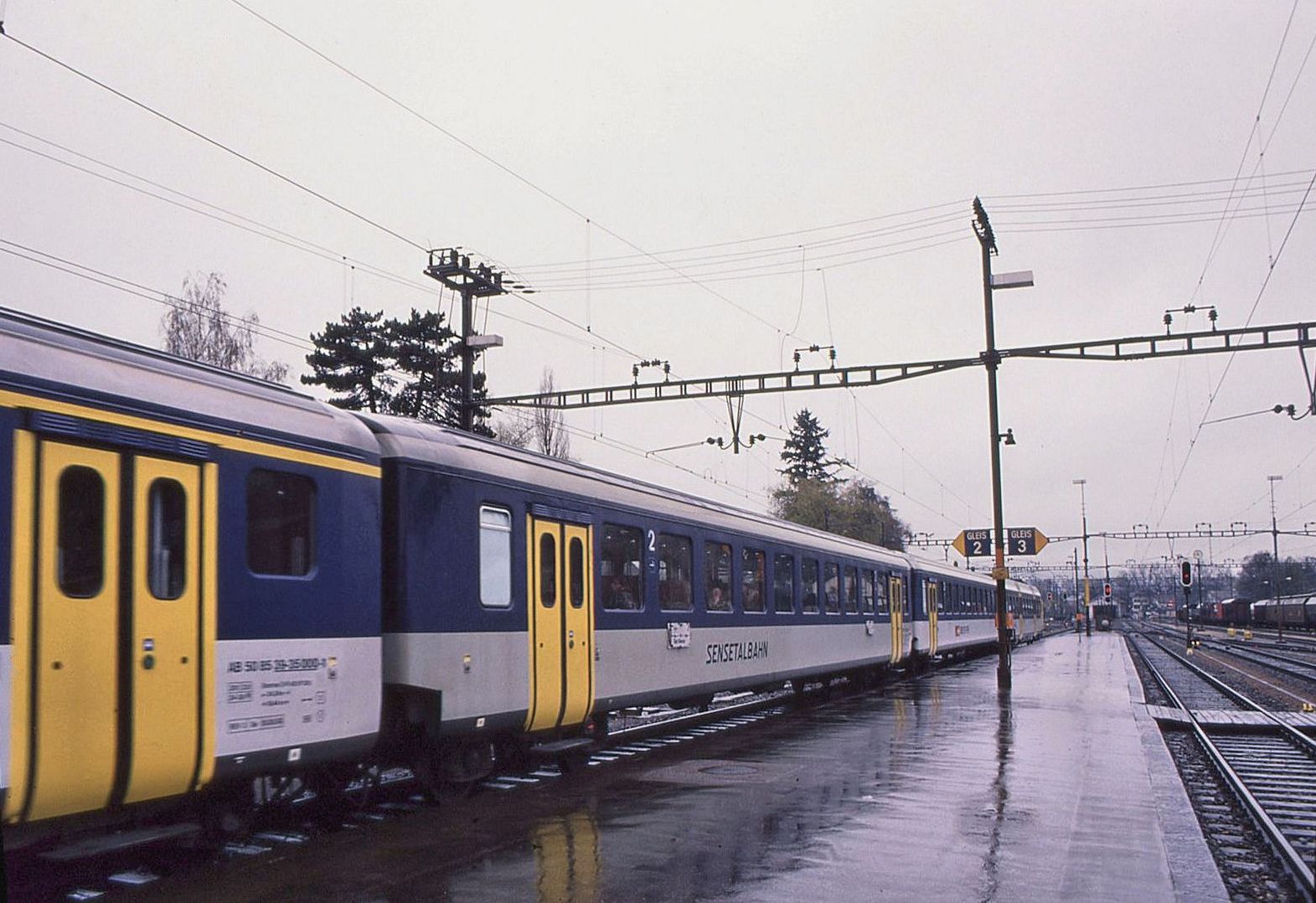 In dieser Epoche verkehren SBB NPZ ins Sensetal bis Laupen durch. Im Gegenzug sind EW I der Sensetalbahn in NPZ eingereiht, die irgendwo im westlichen Mittelland verkehren. Hier ist der Sensetalbahnwagen 50 37 20-35 501 in einem NPZ in Lyss. 6.April 1994  