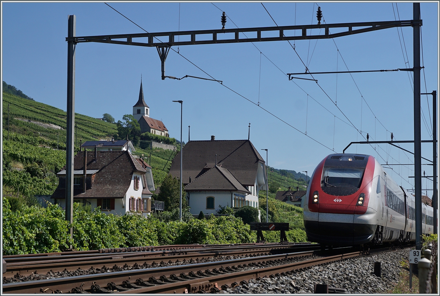 In Fahrtrichtung Westen, kurz nach der Ortschaft Ligerz geht die letzte Einspurstrecke am Jurasüdfuss in die Doppelspur über. Im Bild ein ICN RABDe 500 als IC5 auf dem Weg nach Lausanne und in der Ferne die Kirche von Ligerz.

11. Juli 2025 