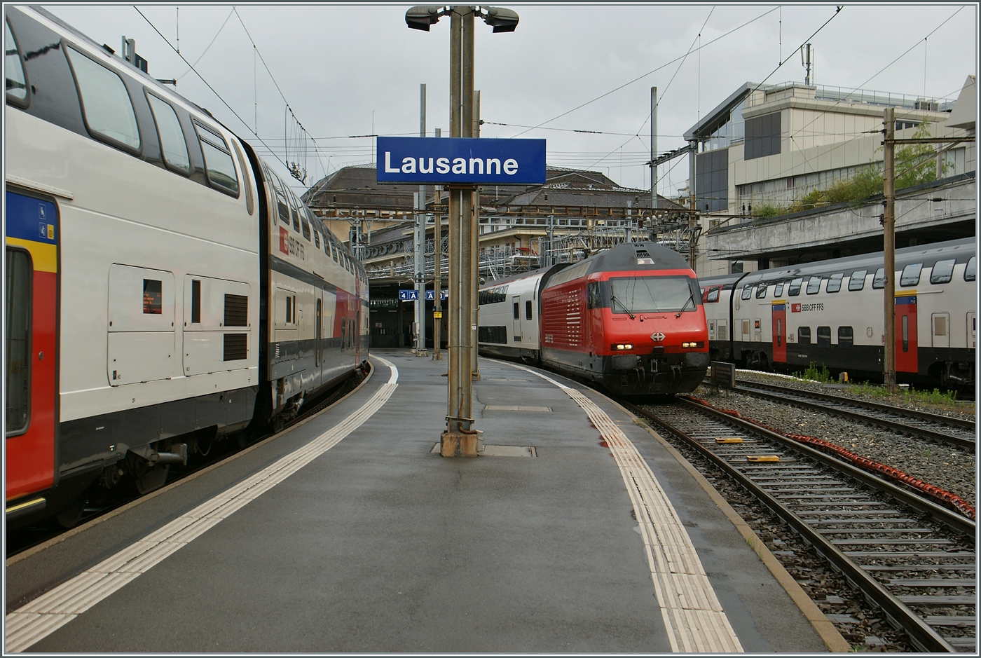 In Lausanne wartet die SBB Re 460 045 mit ihrem IR 90 nach Brig zwischen zwei Zügen auf die Abfahrt nach Brig. 

31. Mai 2024 