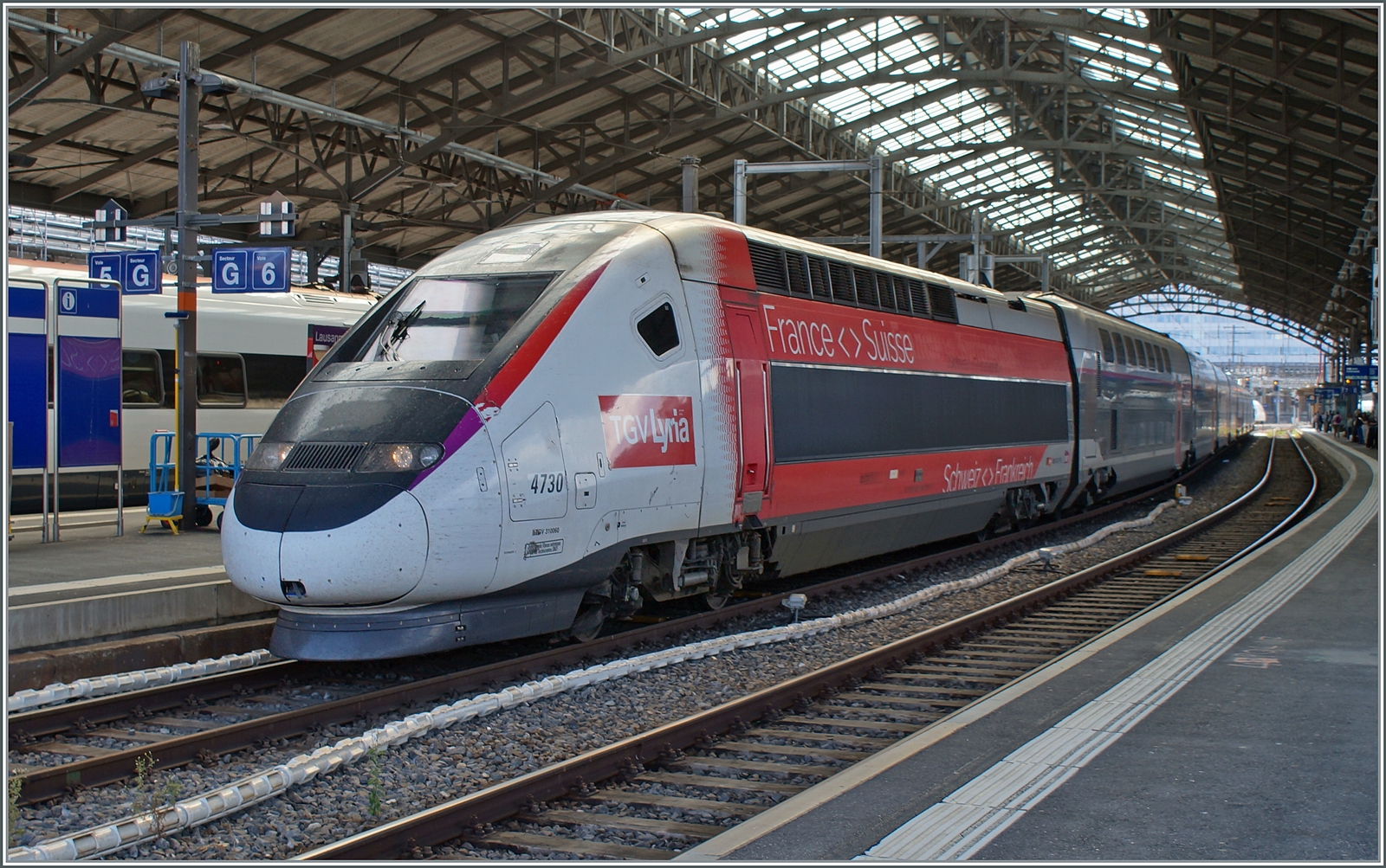 In Lausanne wartet der TGV Lyria Rame 4730 auf die Abfahrt nach Paris Gare de Lyon (via Genève) .

28. Juli 2023