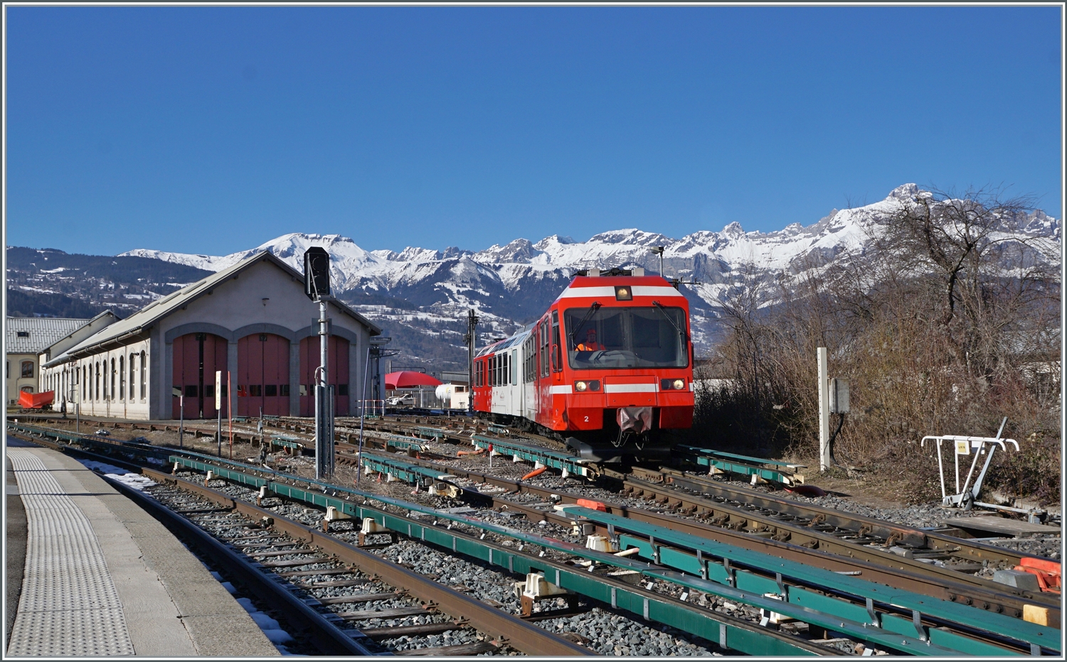 In Saint Germain-Les-Bains-le-Fayet wird der SNCF Z 800 803/804 als TER nach Vallorcine bereitgestellt. Die drei SNCF Z 800 sind mit den beiden MC TMR BDeh 4/8 baugleich, doch leider werden direkte Z�ge von Saint Germain-Les-Bains-le-Fayet nach Martigny nicht mehr angeboten; immerhin kann man in Vallorcine auf dem gleichen Bahnsteig umsteigen. 

14. Februar 2023