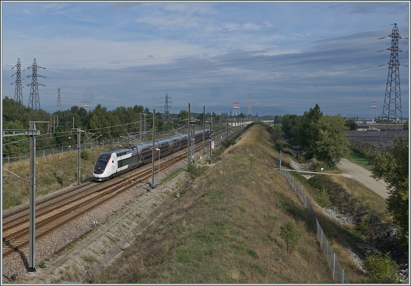 In schneller Fahrt ist der SNCF INOUI TGV 6871 bestehend aus dem TGV Rame 267 auf dem Weg von Toulouse nach Lyon unterwegs und konnte Kilometer 577.2 der LGV 75200 bei Lapalud im Rohnetal zwischen Valence und Avignon fotografiert werden. 

1. Okt. 2024 
