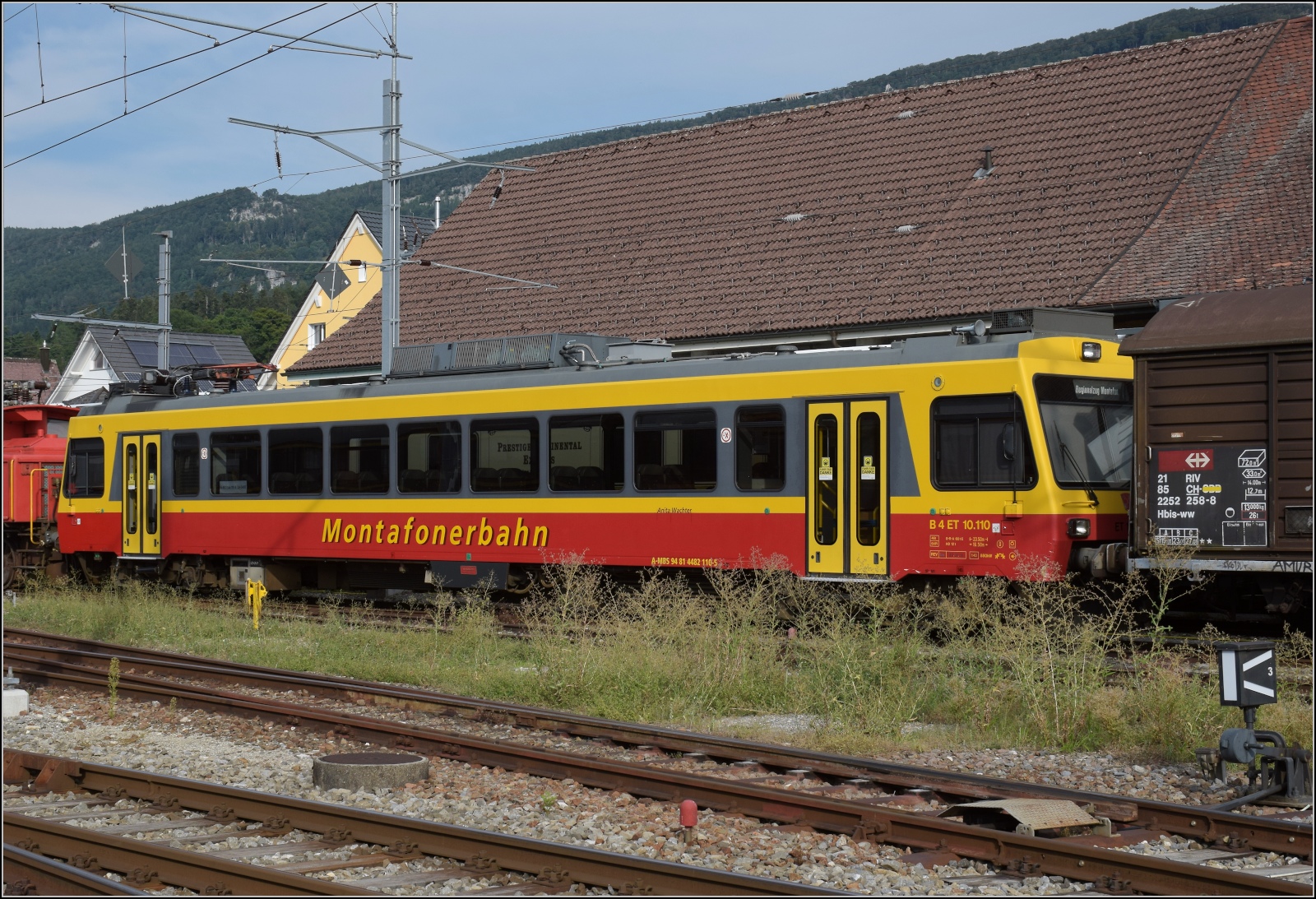 In der Schweiz gebaut und nunmehr dahin zurückgekehrt. Der Stadler-Triebwagen der Montafoner Bahn ET 10.110 wurde gebaut, bevor die Firma Stadler mit der Entwicklung des GTW einen Siegeszug um die Welt begann. Seine NVR-Nummer war A-MBS 94 81 4482 110-5, wird aber schon durch einen Zettel hinter der Scheibe korrigiert durch die Nummer 94 85 7 546 110-8 CH-OeBB. Balsthal, August 2022.