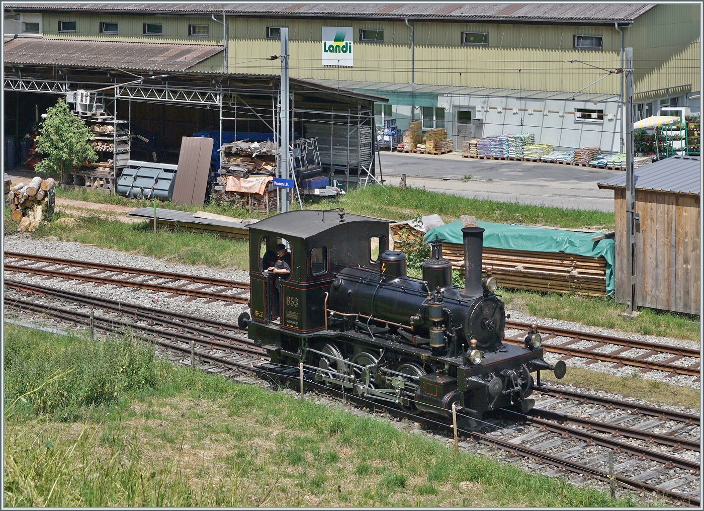 In Sumiswald findet der traditionelle Gotthelf-Märit statt und für diesen Markt fährt die  Emmentalbahn  auf der Strecke Sumiswald Grünen - Wasen i.E. einige Dampfzüge. 
Das Bild zeigt die E 3/3 853 des Vereins Dampf Bahn Bern beim  Umfahren in Wasen i.E.  

Die Dampflok wurde 1890 in Winterthur unter der Fabriknummer 629 gefertigt und als F3 853 an die J-S (Jura Simplon Bahn) geliefert. Bei der SBB wurden die Rangierlokomotiven Serie E 3/3 mit den Betriebsnummern 851 - 853 der Gruppe 82 zugeordnet und erhielten die Nummern 8571 - 8576. 1911 erhielt die Lok E 3/3 853 einen neuen Kessel und wurde an die RVT verkauft wo sie bis 1928 im Einsatz steht um dann als  Industrierangierlok  bei Von Roll in Gerlafingen und Klus eingesetzt zu werden. Als Dieselloks die Dampflok entbehrlich machen, wird diese von der Düby Stiftung vor der Verschrottung bewahrt, indem sie der DBB übergeben wird. 
Sie kommt nach der Revision 1983 u.a. auf der Sensetalbahn in Betrieb. Nach einer erneuten Revision 2021 wird die DBB E 3/3 853 vorwiegend auf der Emmentalbahn Strecke Sumiswald-grünen - Wasen i.E. eingesetzt. 
Heute trägt die  E 3/3 853 die UIC Nummer 90 85 0008 573-7.

14. Juni 2025   
   