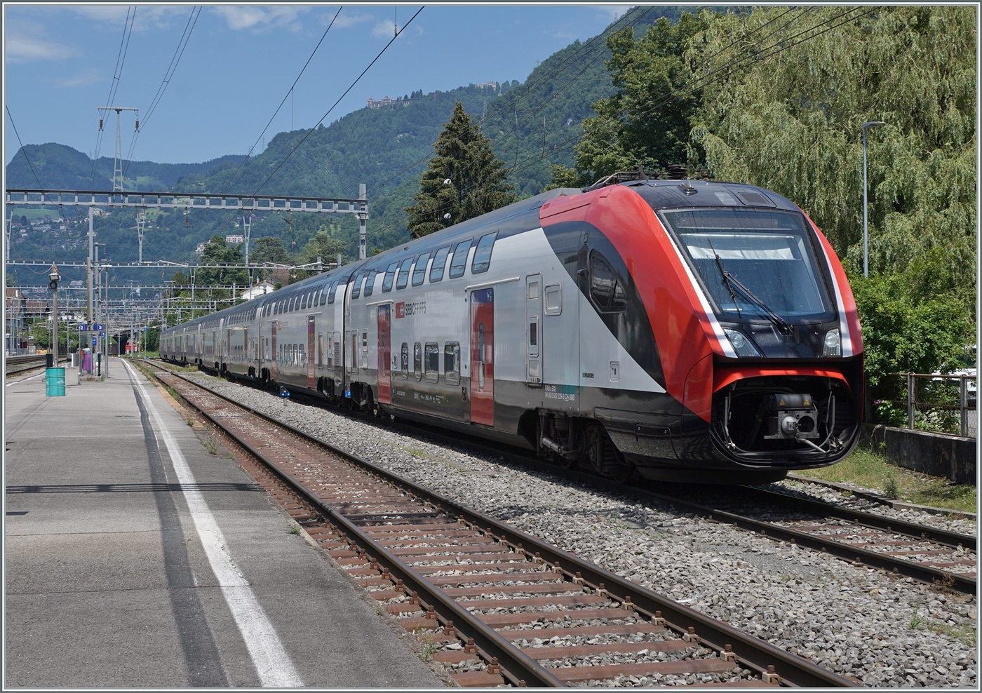 In Villeneuve  auf Gleis vier steht der SBB RABe 202 (94 85 0 502 229-3 CH-SBB), dies wohl  wegen anliegenden Service Arbeiten, die im Herstellerwerk in Villeneuve erledigt werden müssen. 

15. Juli 2024