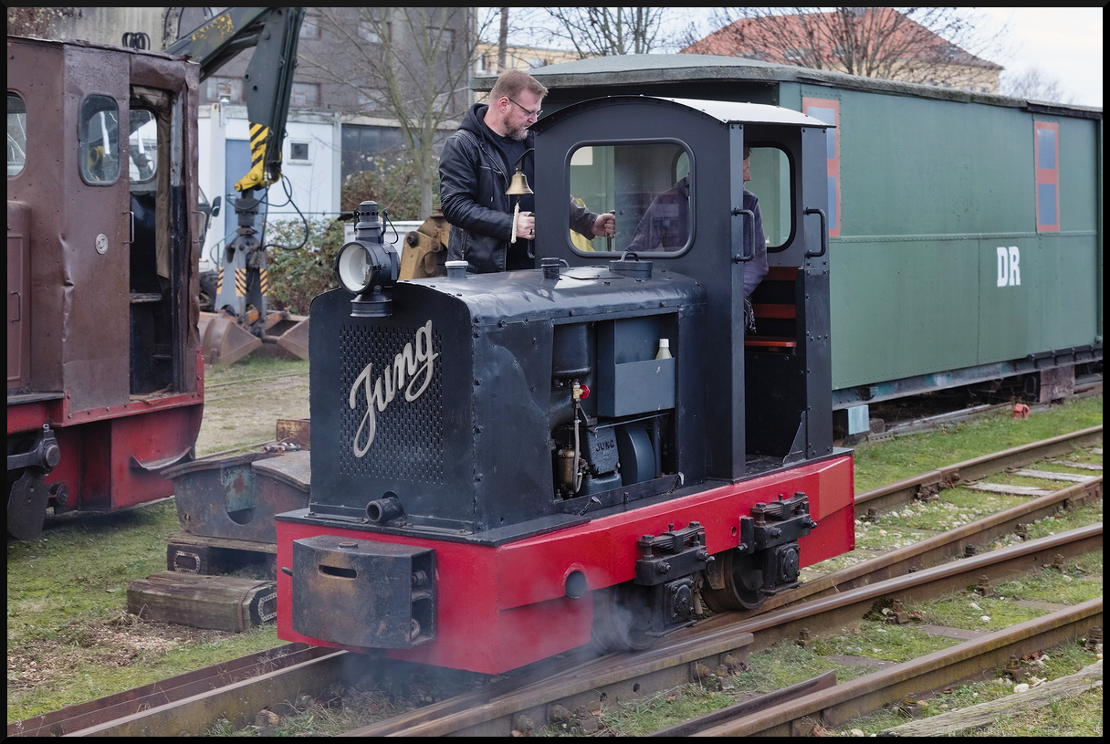 In voller Fahrt mit 13 km/h zeigte sich die Lok 6 der Museumsfeldbahn Leipzig-Lindenau am Museumsbahnhof, wo sie am 23.12.2023 den Glühweinfahrten fotografiert werden konnte.<br>
---<br>
Die Lok hatte ursprünglich kein überdachten Fahrerstand als sie 1951 bei Jung als Typ EL 100 gebaut wurde. Die kleine Lok wurde in die Niederlande geliefert, daher trägt sie am Herstellerschild auch noch zusätzlich ein Schild des Erstbesitzer H.E. Oving, Rotterdam. 1995 kam sie dann zur Museumsbahn wo sie auf 800 mm umgespurt wurde.