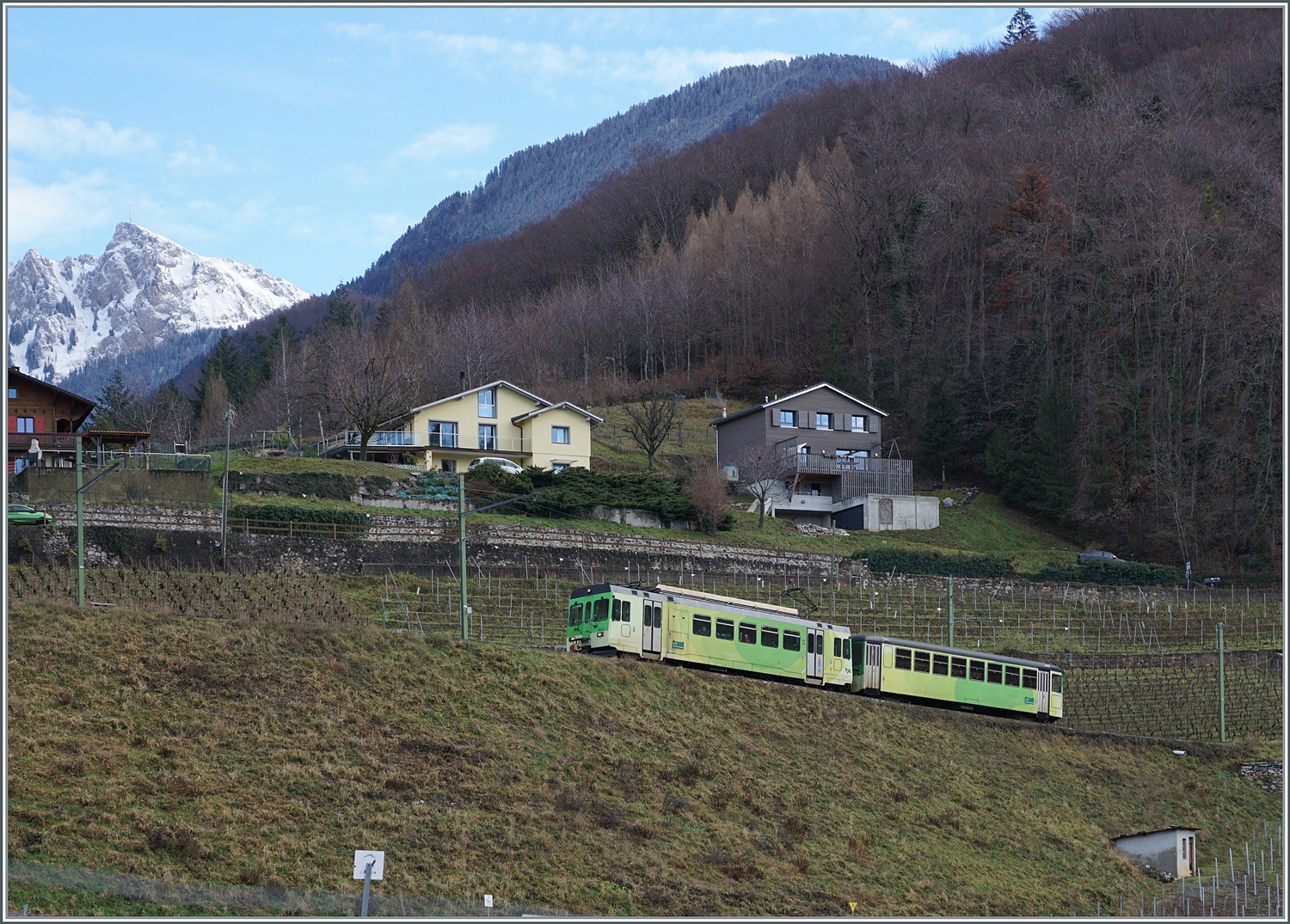 In den Weinbergen von Aigle ist der TPC BDe 4/4 402 mit seine Bt (ex BLT) als R71 auf der Fahrt von Aigle nach Les Diablerets.

4. Jan. 2024