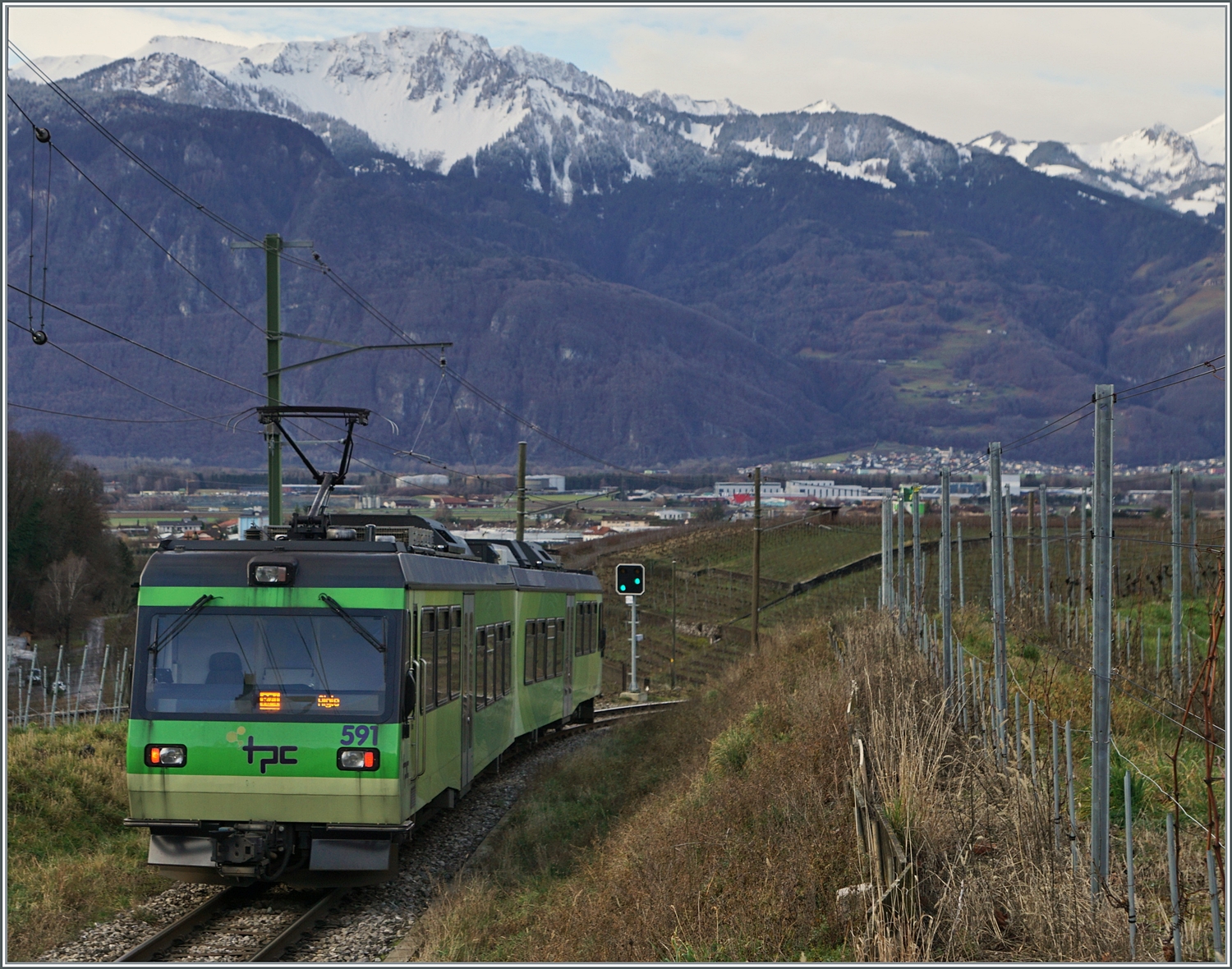 In den Weinbergen von Aigle ist der TPC Beh 4/8 591 als R71 431 auf der Fahrt von Les Diablerets nach Aigle.

4. Jan. 2024