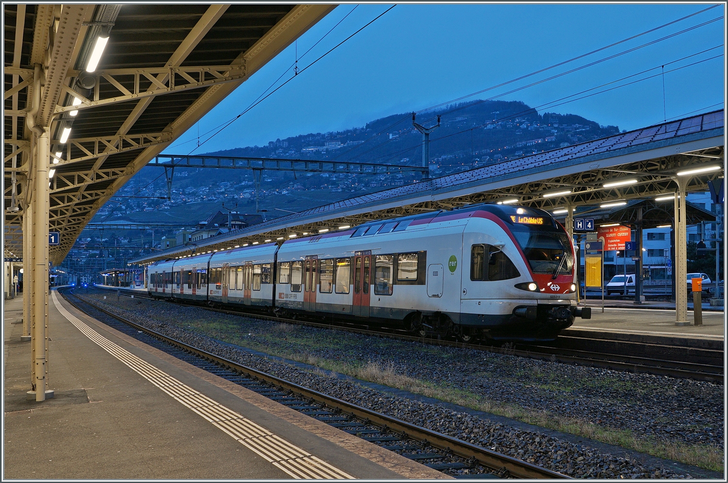 In der Wintersaison an Samstagen, Sonn- und Feiertagen verkehrt ein besonderer Zuglauf, der leider  nur  aus einem Flirt besteht: Fribourg - (Train des Vignes Strecke) - Vevey - Martigny - Le Chable, hier beim Halt in Vevey. 

2. Jan. 2024