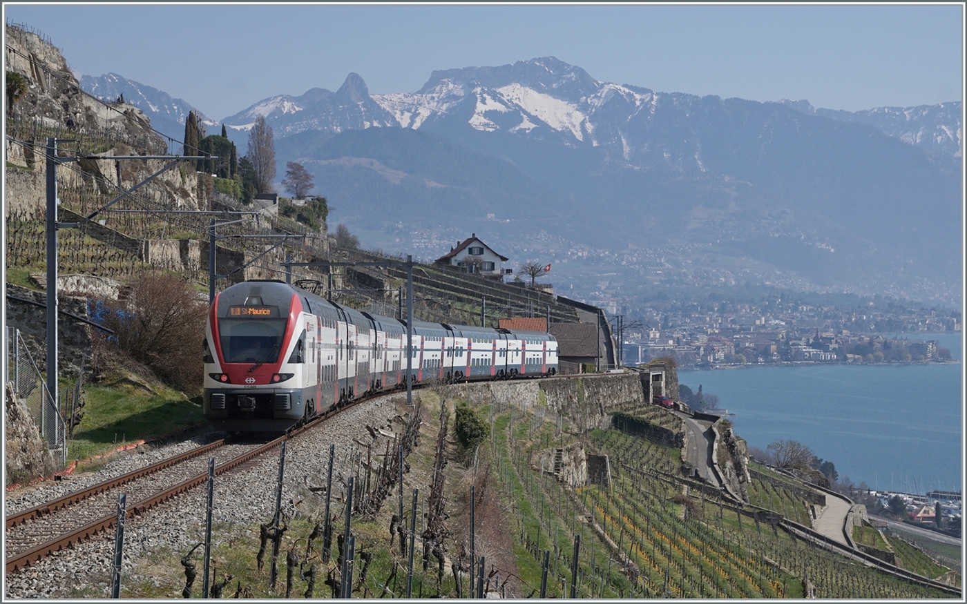 Infolge Bauarbeiten wird der SBB RABe 511 029 als IR nach St-Maurice via die  Train des Vignes  Strecke (KBS 111) umgeleitet und bietet so vor der eindrücklichen Landschaft ein herrliches Motiv, trotz Nachschuss. 

20. März 2022
