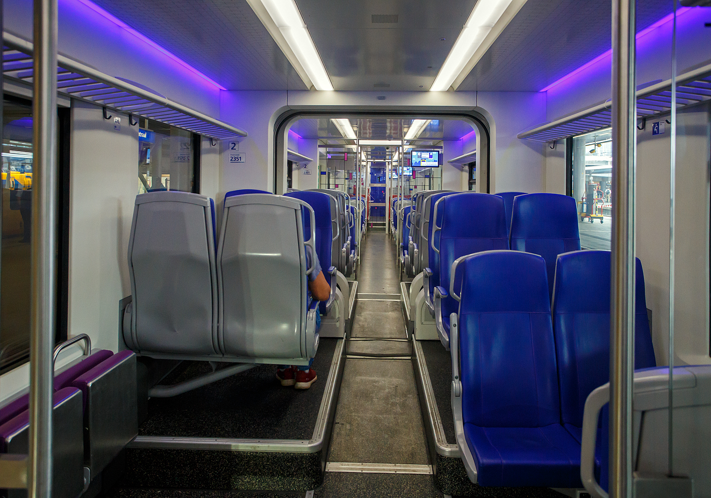 Innenraum/Interieur des dreiteiligen NS SNG 2351 (Sprinter Nieuwe Generatie), ein CAF Civity Triebzug. Hier am 24 Juni 2025 in Utrecht Centraal.