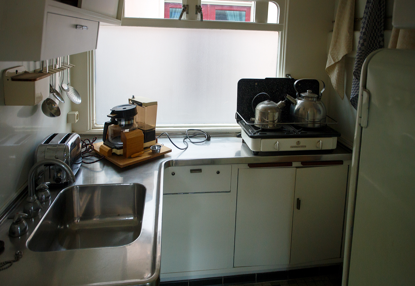 Innenraum/Interieur (Küche) des Salonwagen Königin Juliana Sr 9, NL-NS 61 84 89-30 001-1, vom königlichen Zug „Koninklijke Trein“ (Hofzug) am 24. Juni 2025 im Het Spoorwegmuseum (bis 2005 NSM - Nederlands Spoorwegmuseum / Niederländischen Eisenbahnmuseum) in Utrecht im ehemaligen Bahnhof Maliebaan. Sr steht für Salonrijtuig in Deutsch Salonwagen.