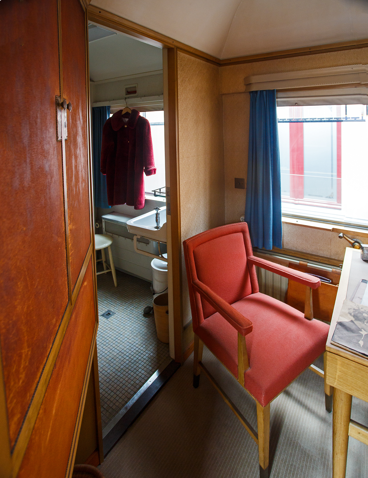Innenraum/Interieur (Wohn- und Schlafzimmer der Königin, links das Badzimmer) des Salonwagen Königin Juliana Sr 9, NL-NS 61 84 89-30 001-1, vom königlichen Zug „Koninklijke Trein“ (Hofzug) am 24. Juni 2025 im Het Spoorwegmuseum (bis 2005 NSM - Nederlands Spoorwegmuseum / Niederländischen Eisenbahnmuseum) in Utrecht im ehemaligen Bahnhof Maliebaan. Sr steht für Salonrijtuig in Deutsch Salonwagen.