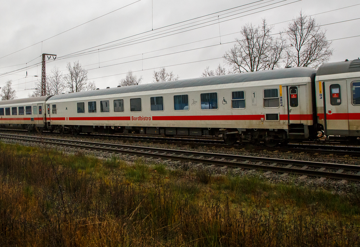 InterCity Bistrowagen und 1. Klasse-Wagen D-DB 61 80 85-91 505-5 der Gattung ARkimmbz 288.5 der DB Fernverkehr AG am 23.12.2022 eingereiht in einen Leer IC) bei der Zugdurchfahrt in Ruderdorf.

Der Wagen wurde 1970 von der DWM - Deutsche Waggon- und Maschinenfabriken (Berlin), ab 1971 Waggon Union, als InterRegio 1./2. Klasse Wagen (D-DB51 80 31-70 065-2) ABüm 225 gebaut, 1992 erfolgte vom PFA Weiden (Partner für Fahrzeugausstattung) der Umbau zum InterRegio-Bistrowagen/1. Klasse Wagen (D-DB 51 80 85-94 808-2) ARkimbz 262.4.

Zum Ende der 2010er Jahre sind die ehemaligen Interregio-Wagen weitgehend aus den Intercity-Zügen der DB Fernverkehr verschwunden. Weiterhin vollständig im Einsatz in IC-Zügen sind jedoch die ehemaligen Interregio-Steuerwagen, die ab 2012 umfangreich modernisiert wurden (Bimmdzf287) sowie etliche Bistrowagen, die ebenso modernisiert wurden. Beide Wagentypen erhielten eine komplett neue Bestuhlung. Nach dem Technikupgrade im Rahmen von „IC mod“ wurden die modernisierten Bistrowagen der Bauart ARkimbz 266.5 in die Bauart ARkimmbz 288.5 umgezeichnet.

TECHNISCHE DATEN:
Im Bestand der DB Fernverkehr AG: 16
Spurweite: 1.435 mm
Anzahl der Achsen: 4 in 2 Drehgestellen
Länge über Puffer: 26.400 mm
Wagenkastenlänge: 26.100 mm
Wagenkastenbreite:  2.825 mm
Höhe über Schienenoberkante: 4.050 mm
Drehzapfenabstand: 19.000 mm
Achsstand im Drehgestell: 2.500 mm
Drehgestellbauart: Minden-Deutz 367
Leergewicht: 51 t
Höchstgeschwindigkeit: 200 km/h
Aufteilung: 1 Großraum der 1. Klasse mit 18 Sitzplätzen, 1 Rollstuhlplatz, 1 Dienstabteil und 1 Speiseraum (Bistro) mit 25 Sitzplätzen
Toiletten: 1, behindertengerecht, geschlossenes System
Bremse: KE-GPR-Mg (D)
