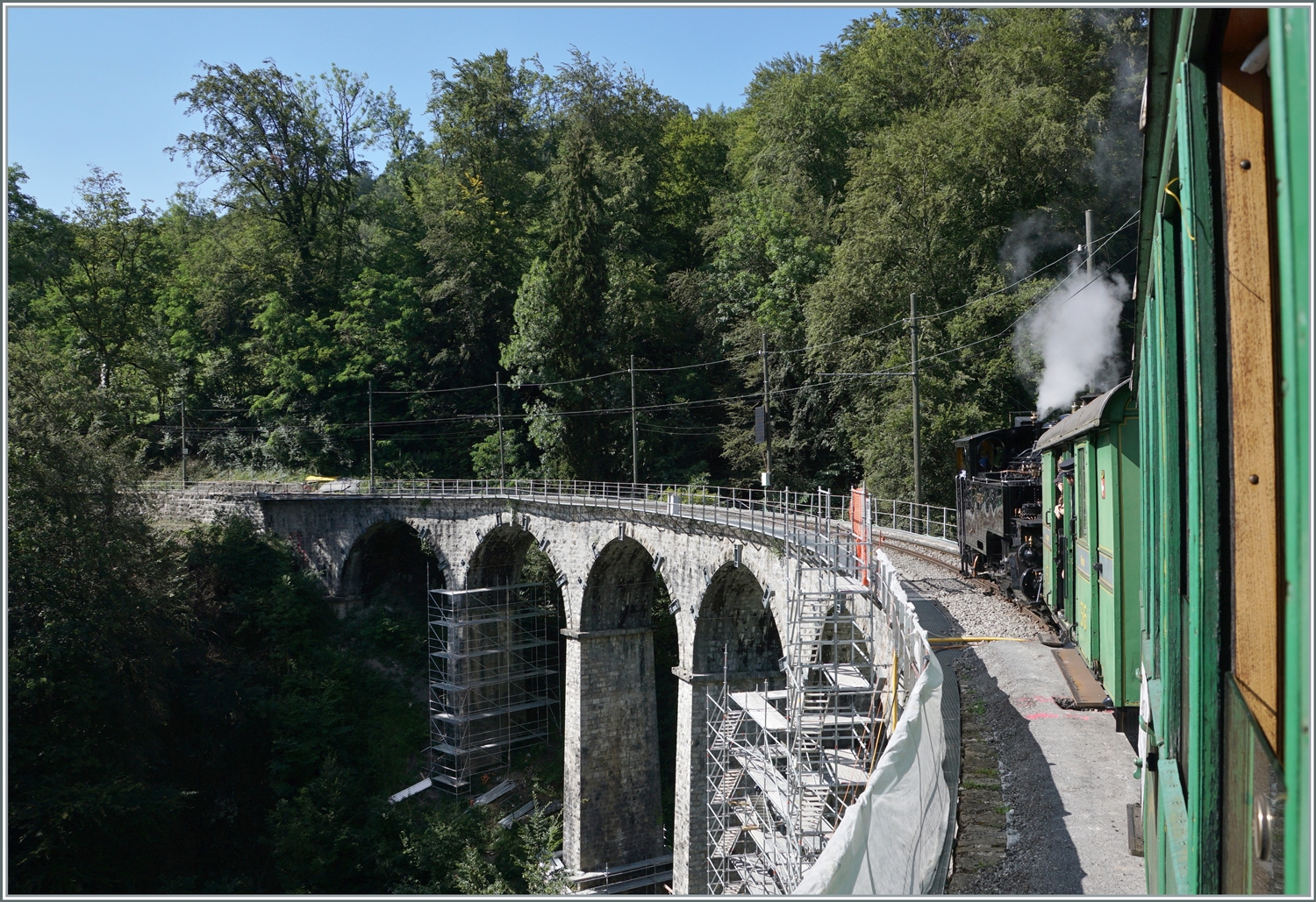 Keine  schönen  aber interessante Bilder: der Baye de Clarens Viadukt wird nun für Fr. 10 000 000.- saniert, zur Anwendung kommen bei der RhB mit Erfolg angewaqndte Verfahren. 
Der Zeit-Unterschied zwischen den beiden Bilder beträgt genau eine Woche. 

5. Aug. 2023 