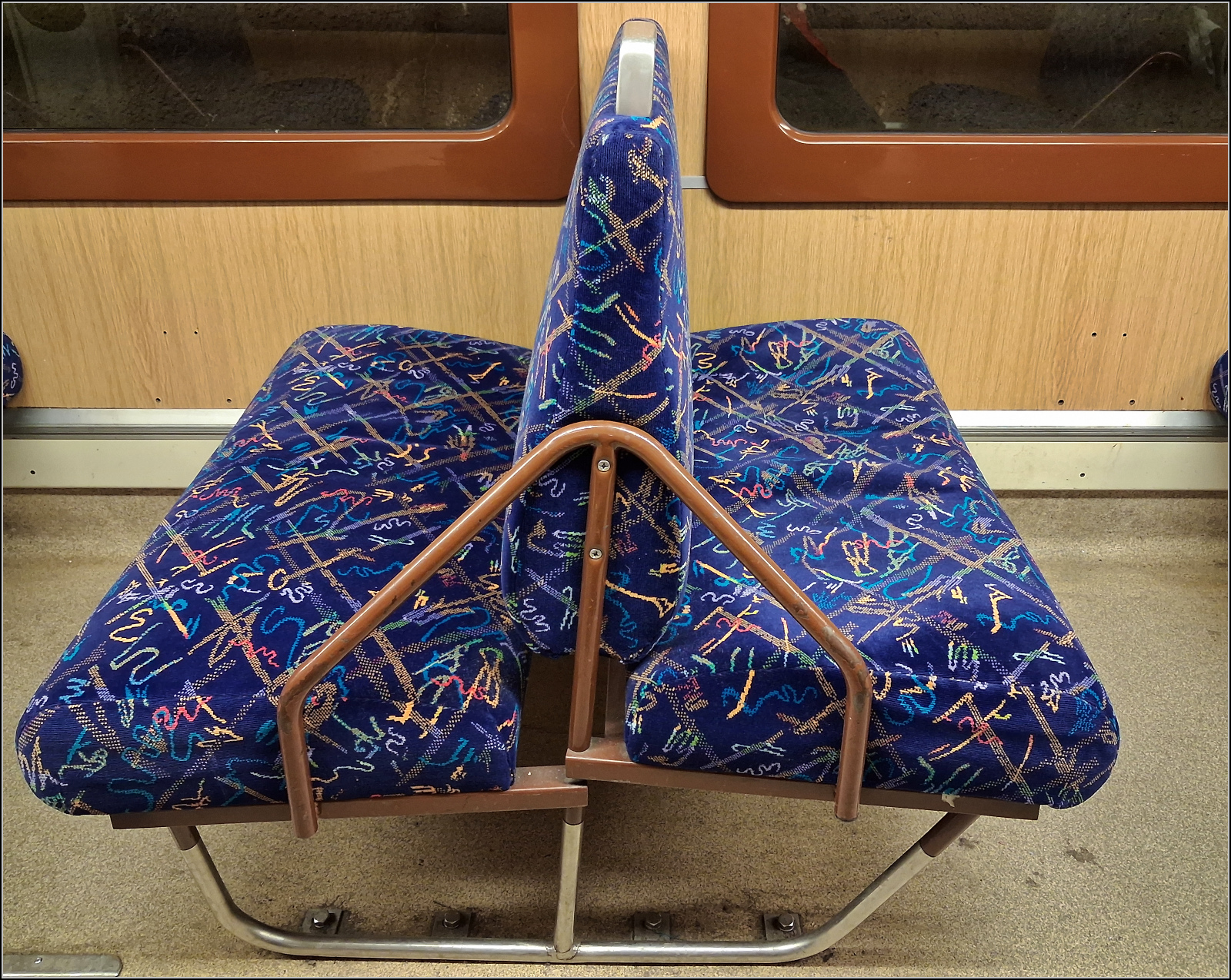 Kleines Detail im Triebwagen Beh 4/4 313, die etwa klein geratenen Sitzbänke haben sich dem Streckenprofil angepasst. Leysin, Januar 2026.