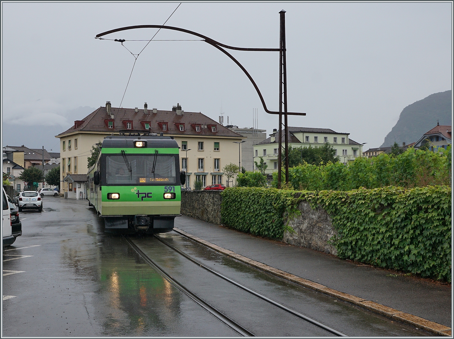 Kurz darauf kommt aus der Gegenrichtung der TPC AOMC ASD Beh 4/8 591 angefahren, der als R71 436 auf dem Weg nach Les Diablerets ist und kurz nach der Haltstelle Aigle Place du Marché unter einem alten Fahrleitungsmasten festgehalten wurde.
Da der dritte Umlauf wie flüchtig gesehen auch von einem ABe 4/8 abgedeckt wird, werden die BDe 4/4 Leistungen nun wohl zur Ausnahme.

21. Juli 2024