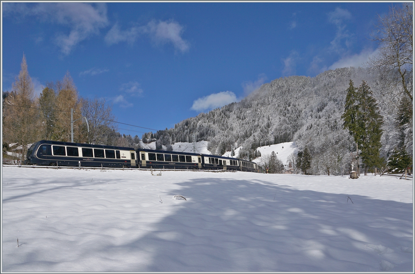 Kurz darauf zeigt sich der MOB GoldenPass Express von Interlaken Ost nach Montreux in deisr herrlichen Winterlandschaft bei Les Avants. 

3. Jan. 2025