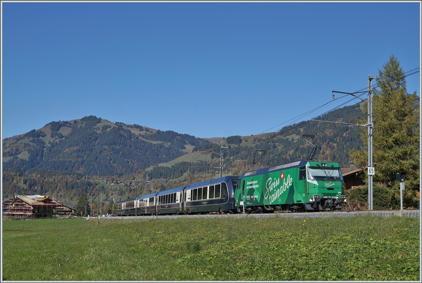 Kurz nach Gstaad ist die MOB Ge 4/4 8004  Swisstainable  mit dem GoldenPass Express PE 4069 auf der Fahrt von Interlaken Ost nach Montreux.

13. Oktober 2025