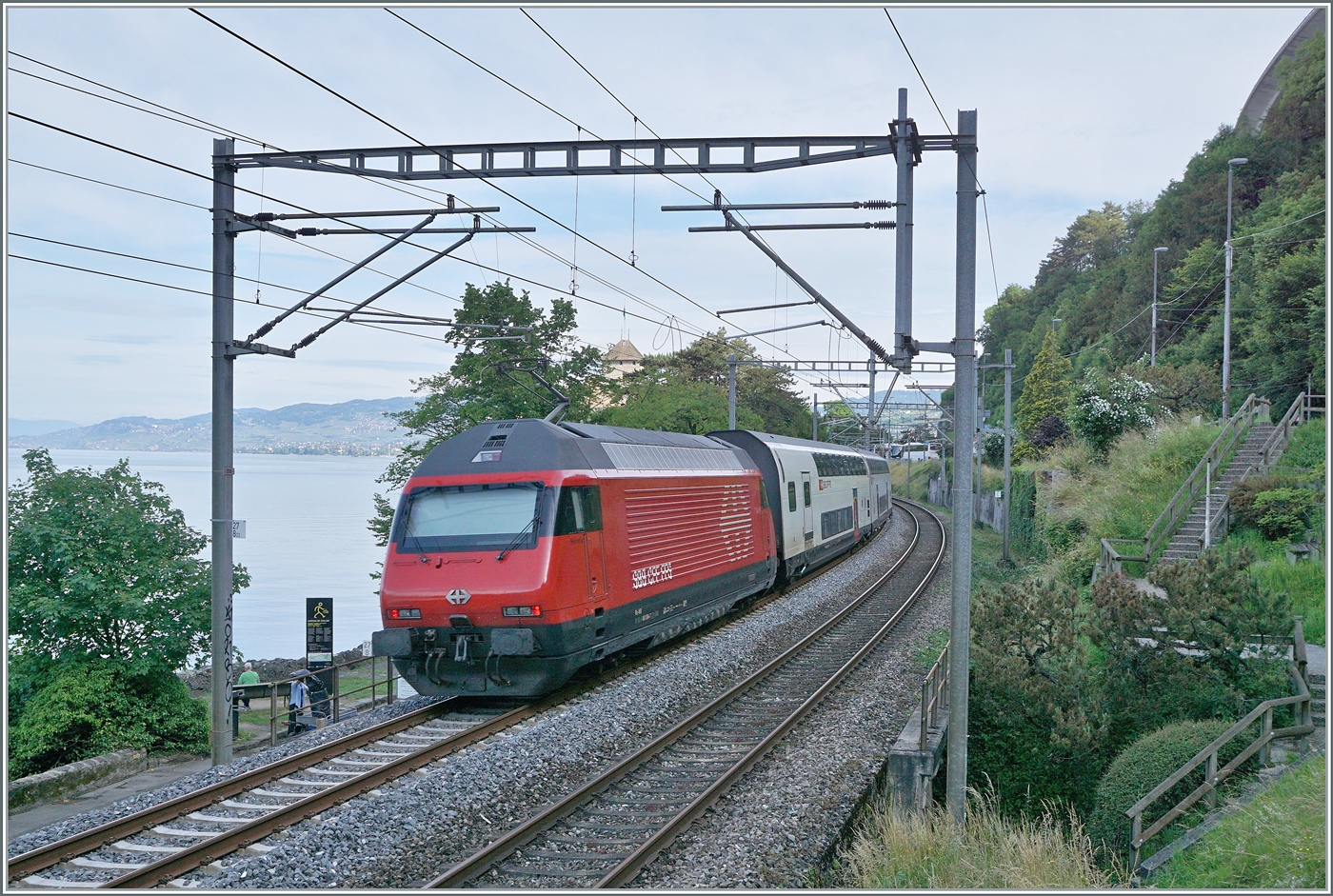 Kurz nach Villeneve in der Nähe des Château de Chillon ist eine SBB Re 460 mit ihrem IR 90 auf der Fahrt von Brig nach Genève Aéroport. 

28 Mai 2025