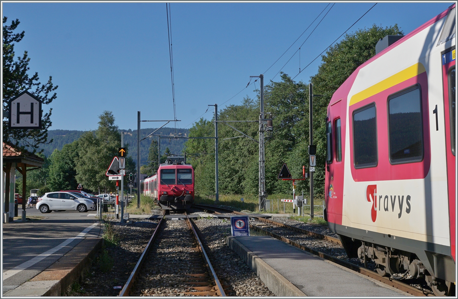 Kurz vor dem Einsteigen in Le Pont in den Zug nach Vallorbe (Rechts im Bild), gelang noch dieses Bild des ausfahrenden TRAVYS Domino nach Le Brassus. 

21. Juli 2022