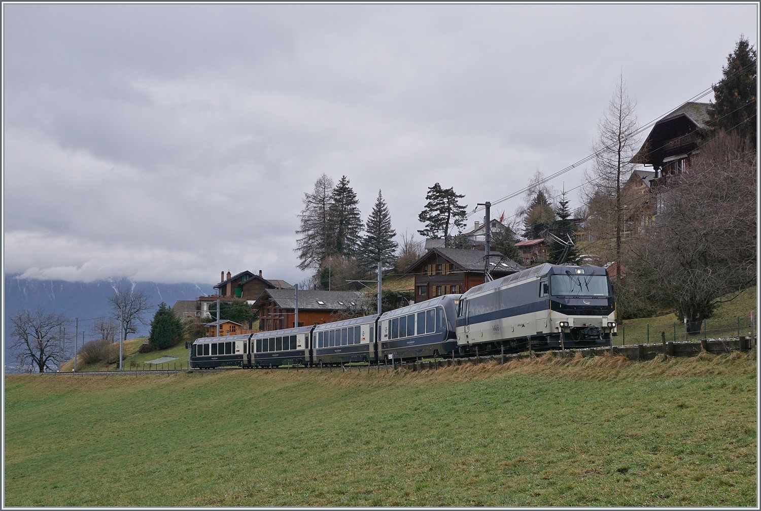 Kurz vor Les Avants ist die MOB Ge 4/4 8004 mit dem MOB/BLS GoldenPass Express GPX 4074 von Montreux nach Interlaken Ost unterwegs.

6. Jan. 2024